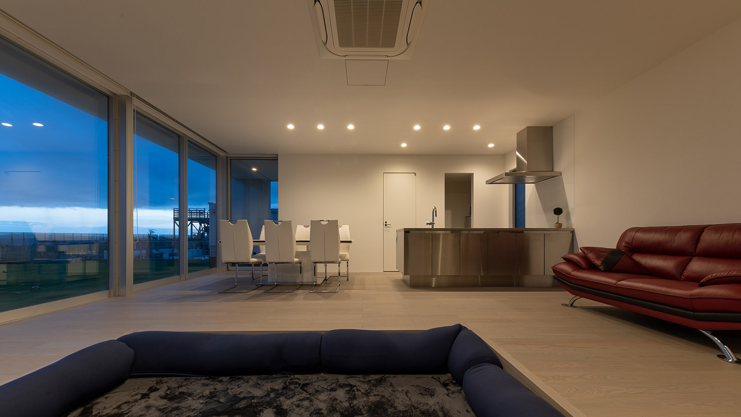 ダウンライトによって照らされる白を基調としたLDK・デザイン住宅 注文住宅・デザイン住宅建築実例_『CASE750 WHITE　GATE』_LDK