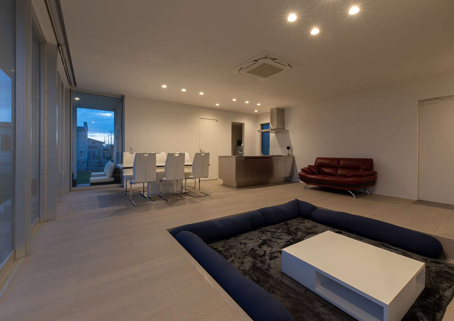 ダウンライトによって照らされる白を基調としたLDK・デザイン住宅 注文住宅・デザイン住宅建築実例_『CASE750 WHITE　GATE』_LDK