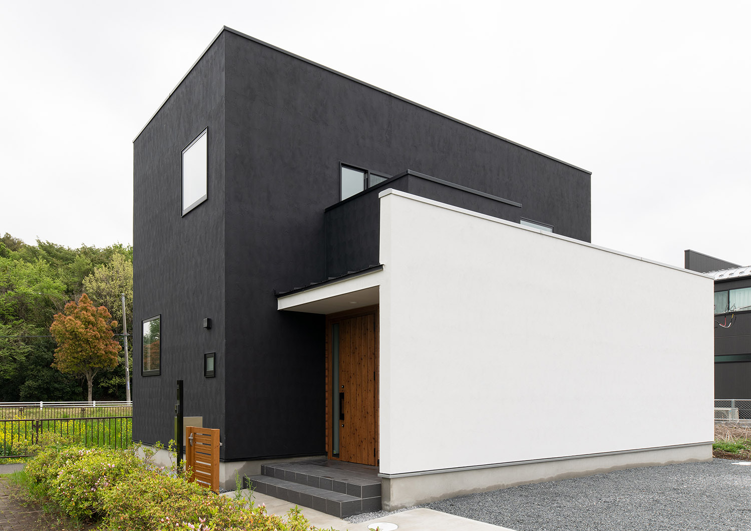 白と黒の外壁の住宅を斜めから見た様子・デザイン住宅 注文住宅・デザイン住宅建築実例_『CASE751 Contarst』_外観