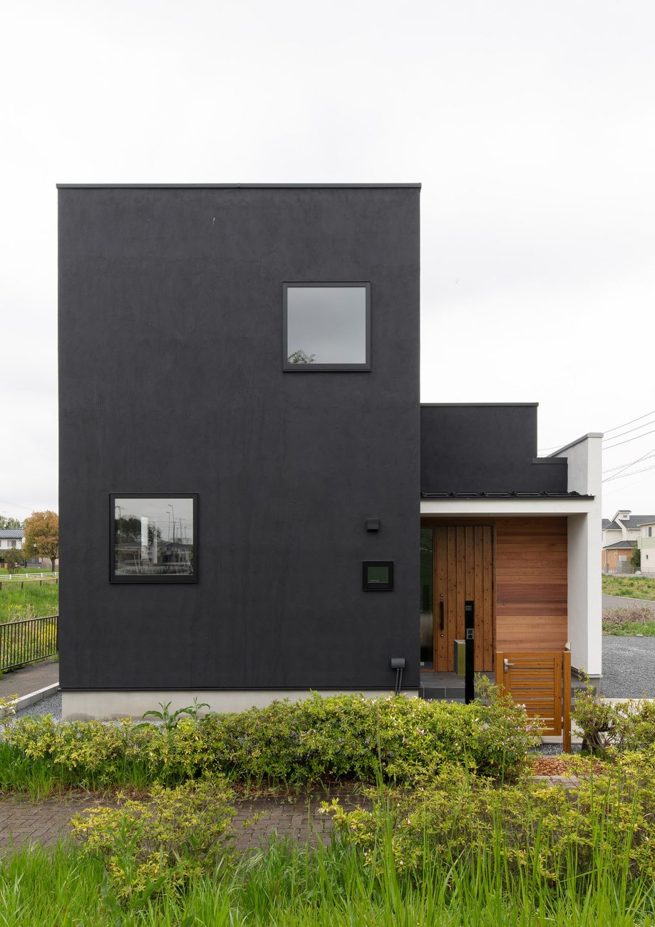 黒い外壁で、壁の一部に木を使った住宅・デザイン住宅 注文住宅・デザイン住宅建築実例_『CASE751 Contarst』_外観