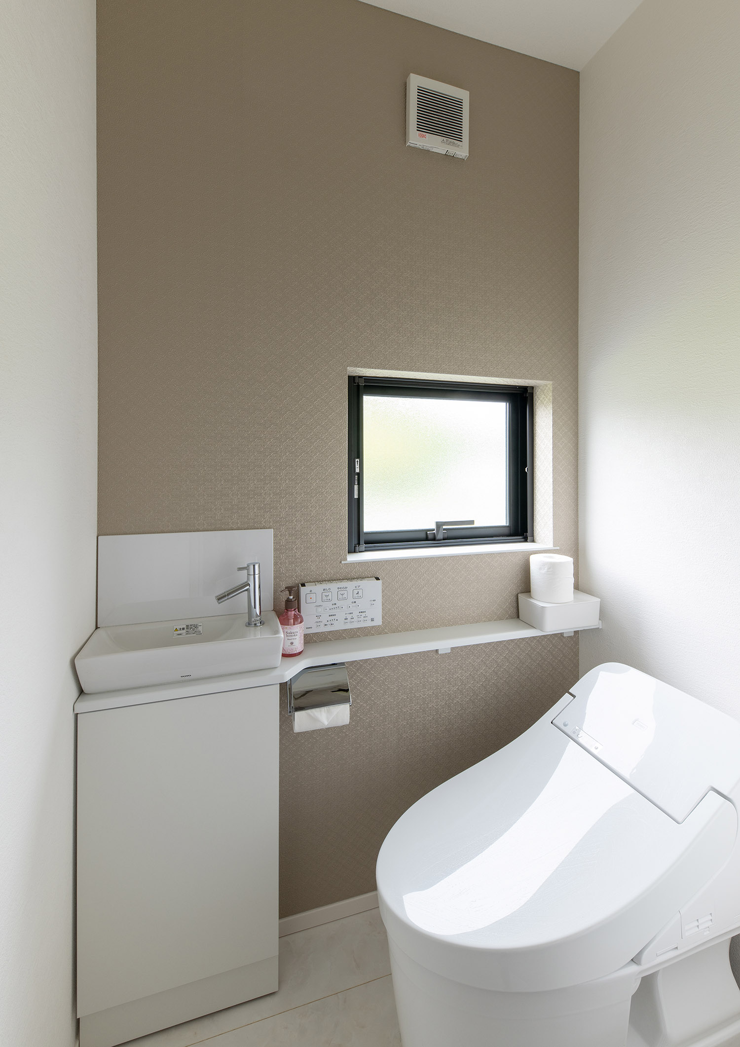 アクセントクロスとなった壁に窓や薄型手洗いが設けられている様子・デザイン住宅 注文住宅・デザイン住宅建築実例_『CASE751 Contarst』_トイレ