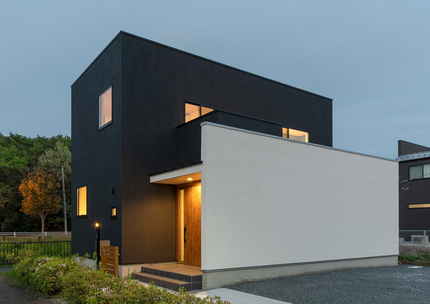 玄関ポーチの軒天井にダウンライトが取り付けられた住宅の外観・デザイン住宅 注文住宅・デザイン住宅建築実例_『CASE751 Contarst』_外観