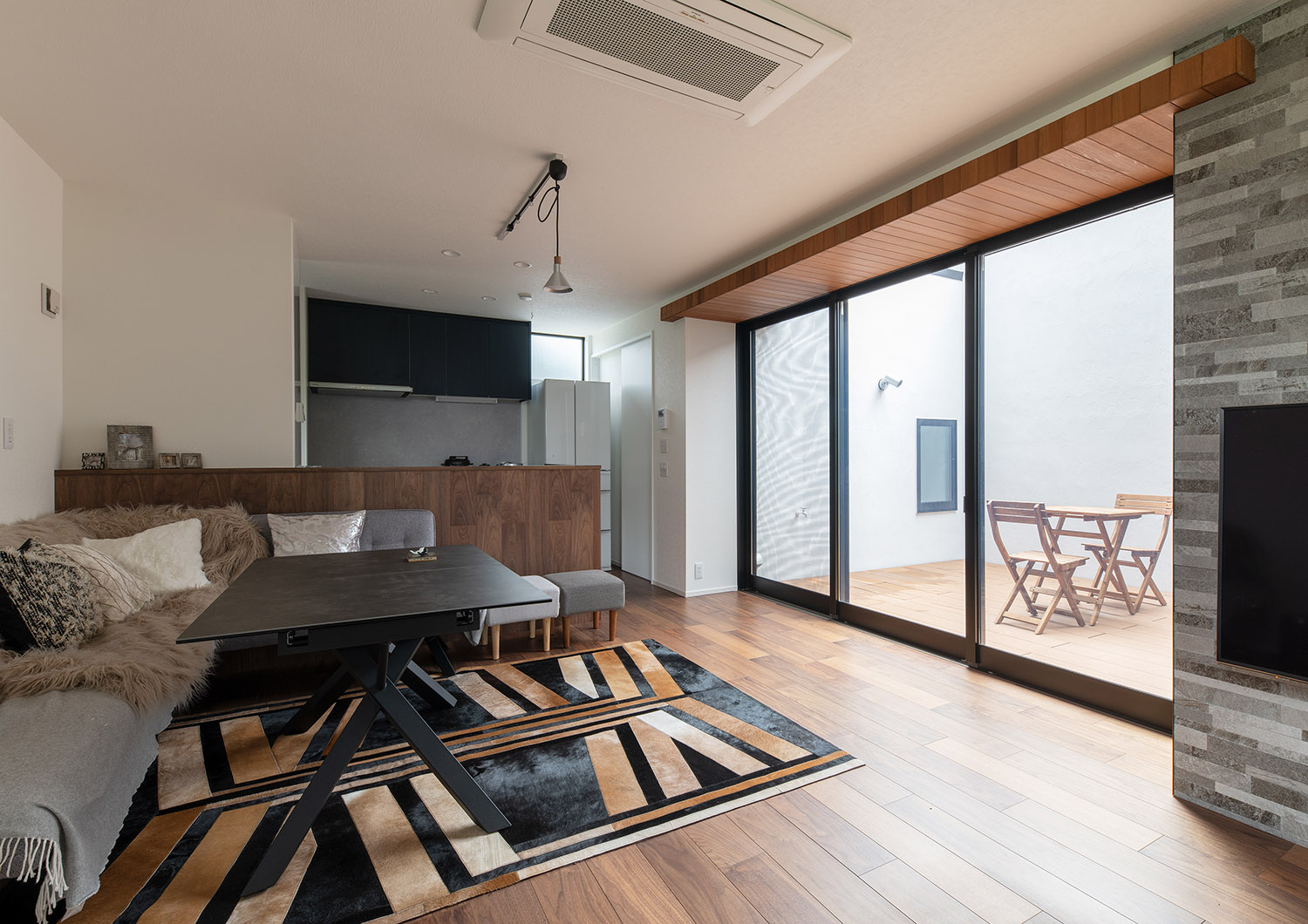 屋外での豊かな時間を楽しめるウッドデッキの中庭のある家
