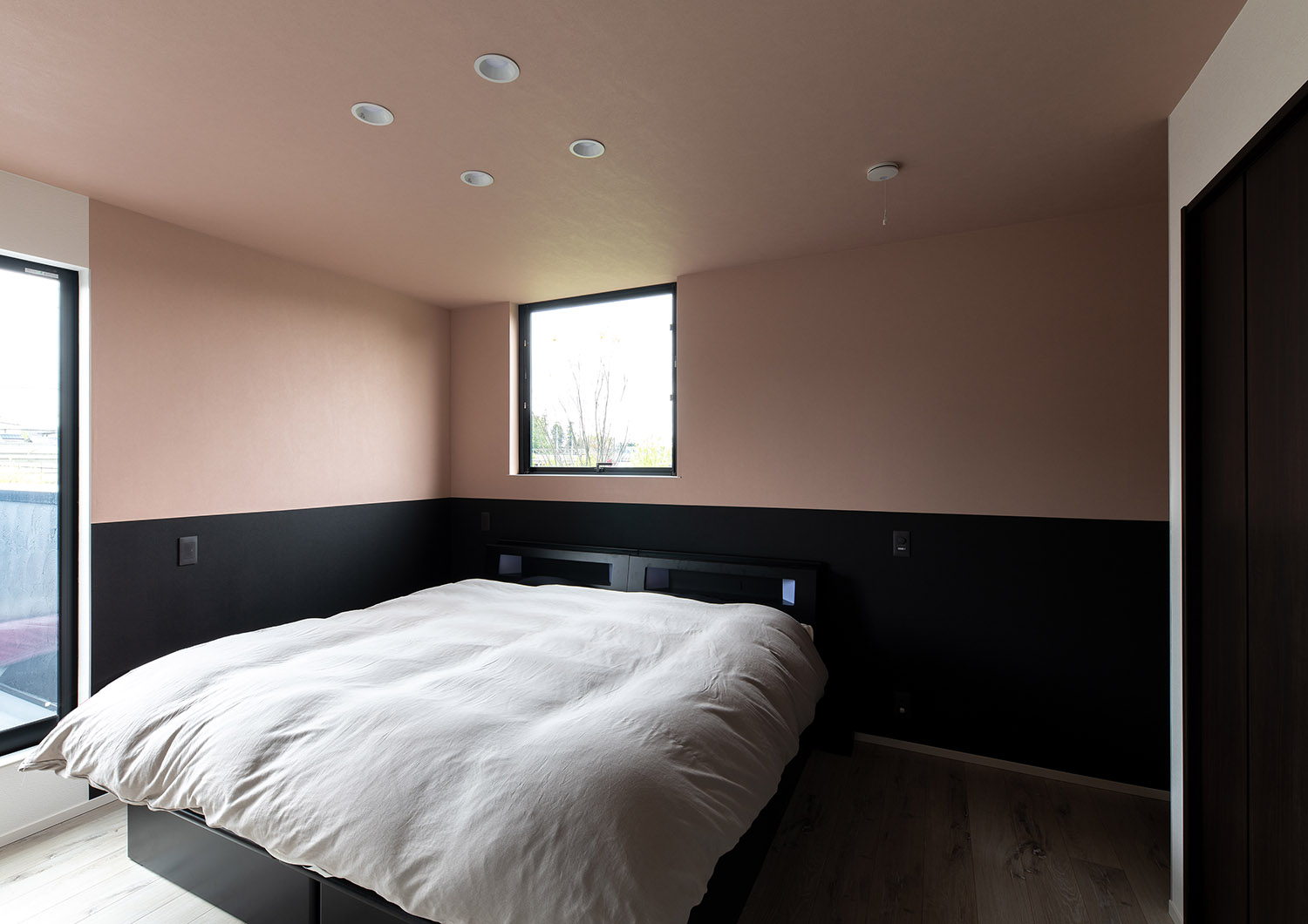 大きな窓と小さな窓が取り付けられている白いベッドのある寝室・デザイン住宅 注文住宅・デザイン住宅建築実例_『CASE751 Contarst』_寝室