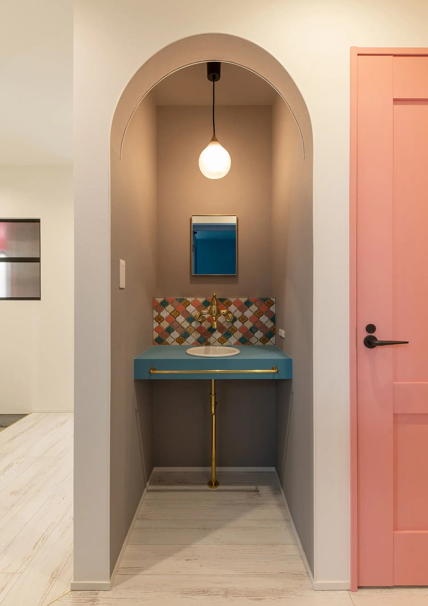 個性が光るアンティーク調の造作洗面台