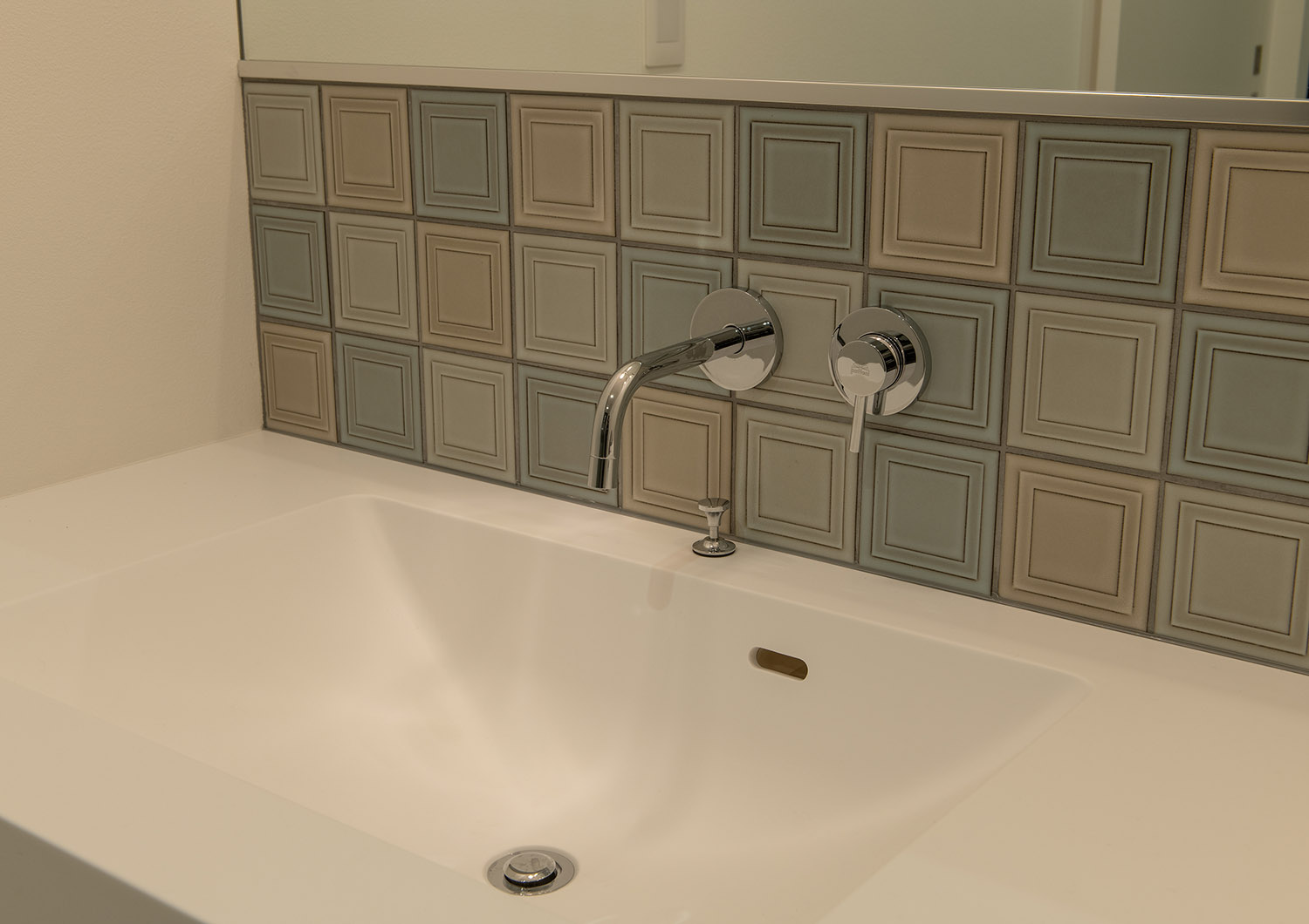 タイルの壁に取り付けられた壁付け水栓がある造作洗面台・デザイン住宅 注文住宅・デザイン住宅建築実例_『CASE752 as CANVAS』_浴室・洗面所