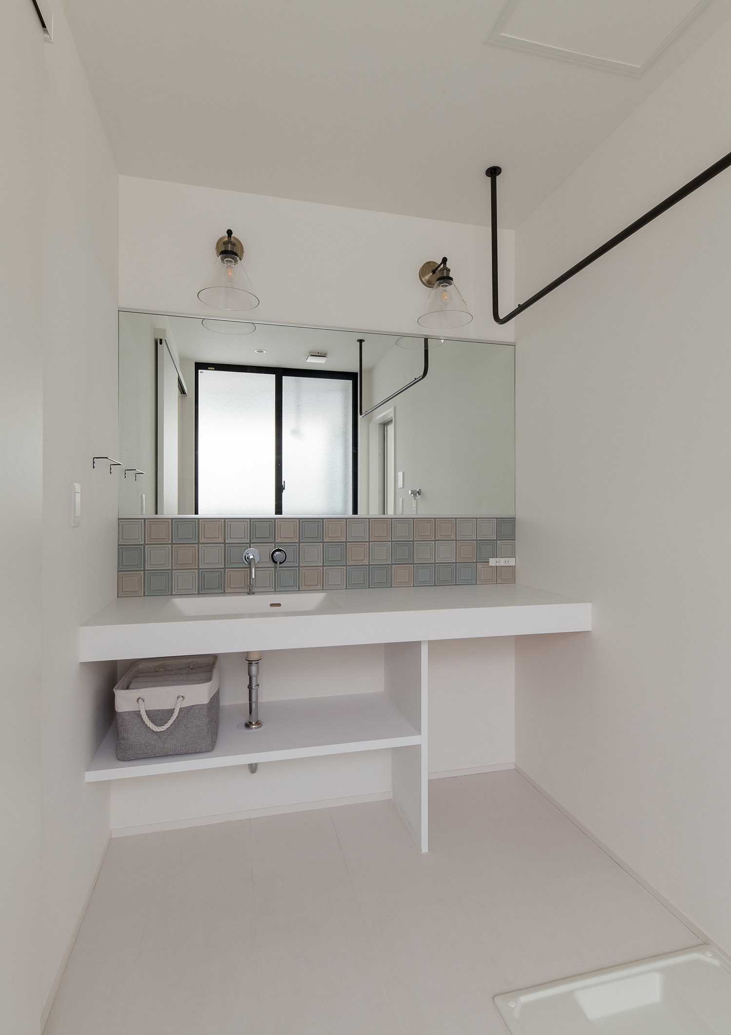 物干し竿が天井に取り付けられている造作洗面台・デザイン住宅 注文住宅・デザイン住宅建築実例_『CASE752 as CANVAS』_浴室・洗面所