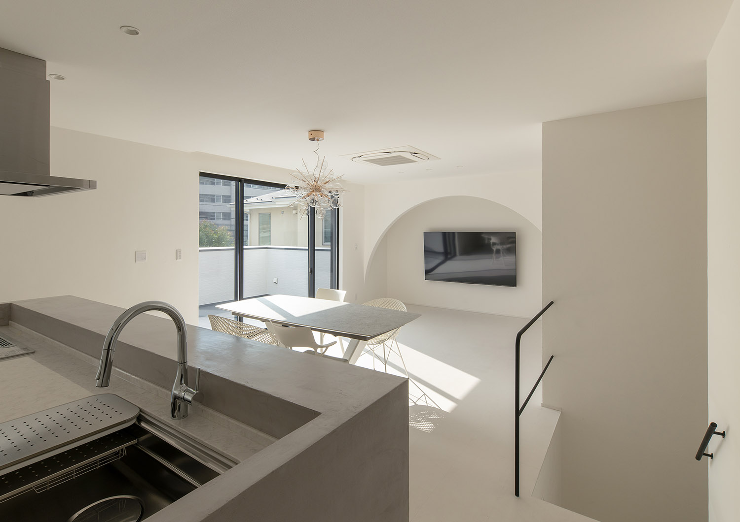 バルコニーに面した窓がある、アーチ壁の奥にテレビがあるLDK・デザイン住宅 注文住宅・デザイン住宅建築実例_『CASE752 as CANVAS』_LDK