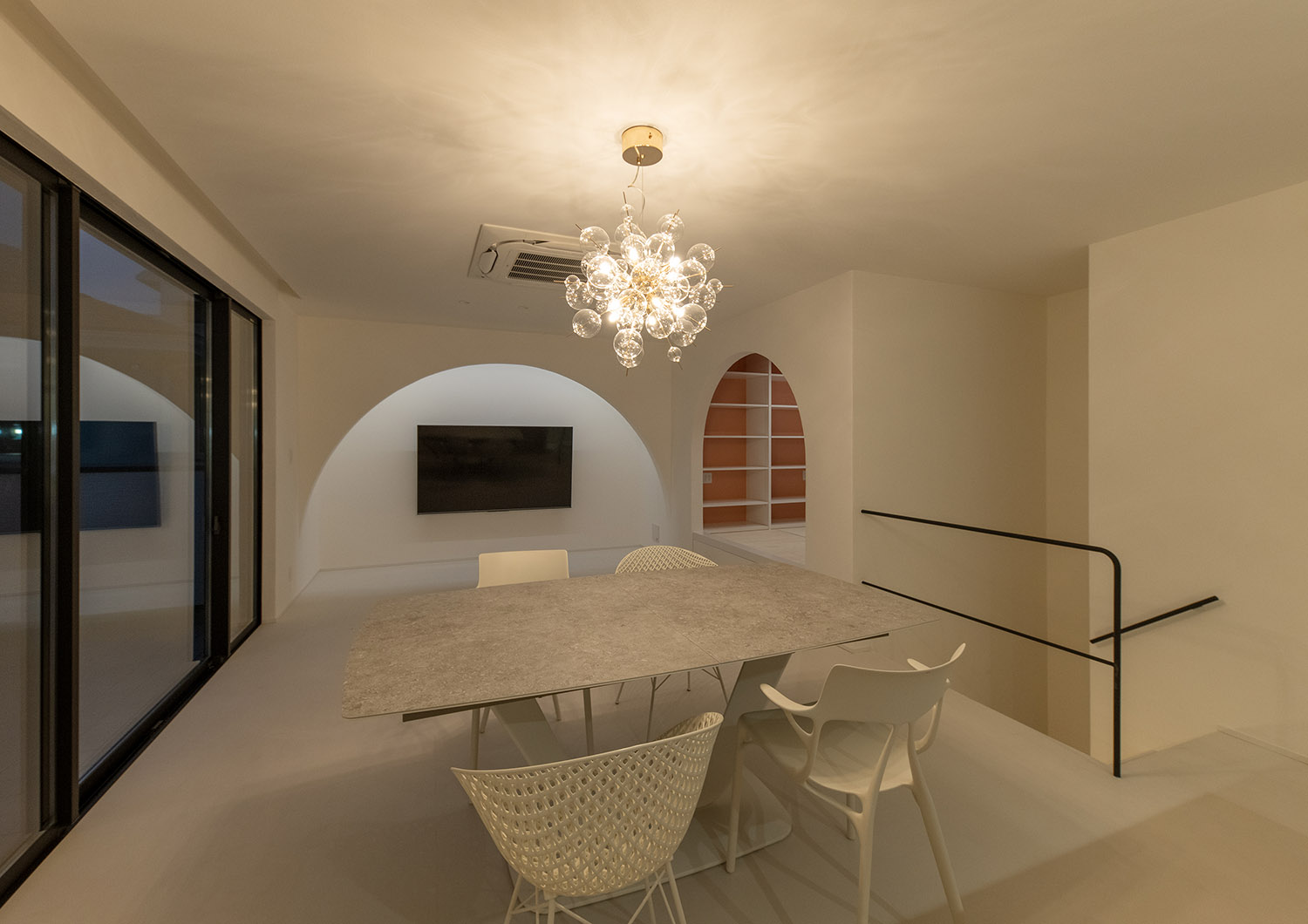 シャンデリアに照らされる、ベランダに面した大開口窓があるLDK・デザイン住宅 注文住宅・デザイン住宅建築実例_『CASE752 as CANVAS』_LDK