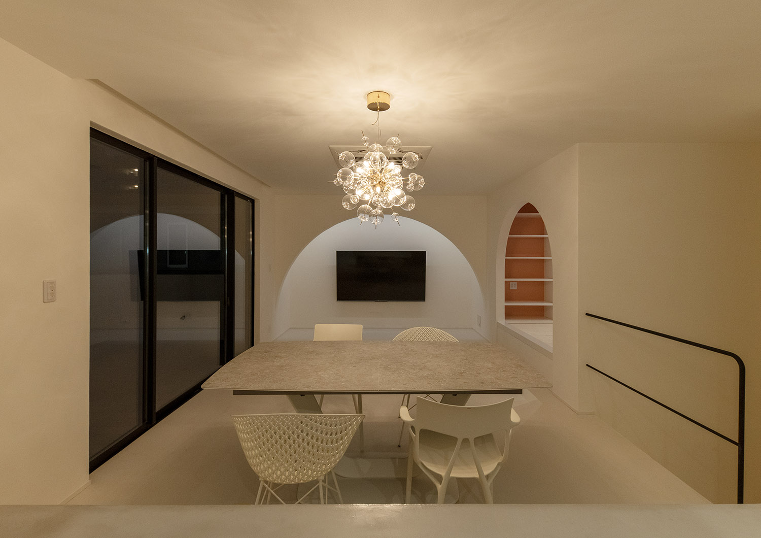 シャンデリアに照らされる、アーチ壁のあるLDK・デザイン住宅 注文住宅・デザイン住宅建築実例_『CASE752 as CANVAS』_LDK