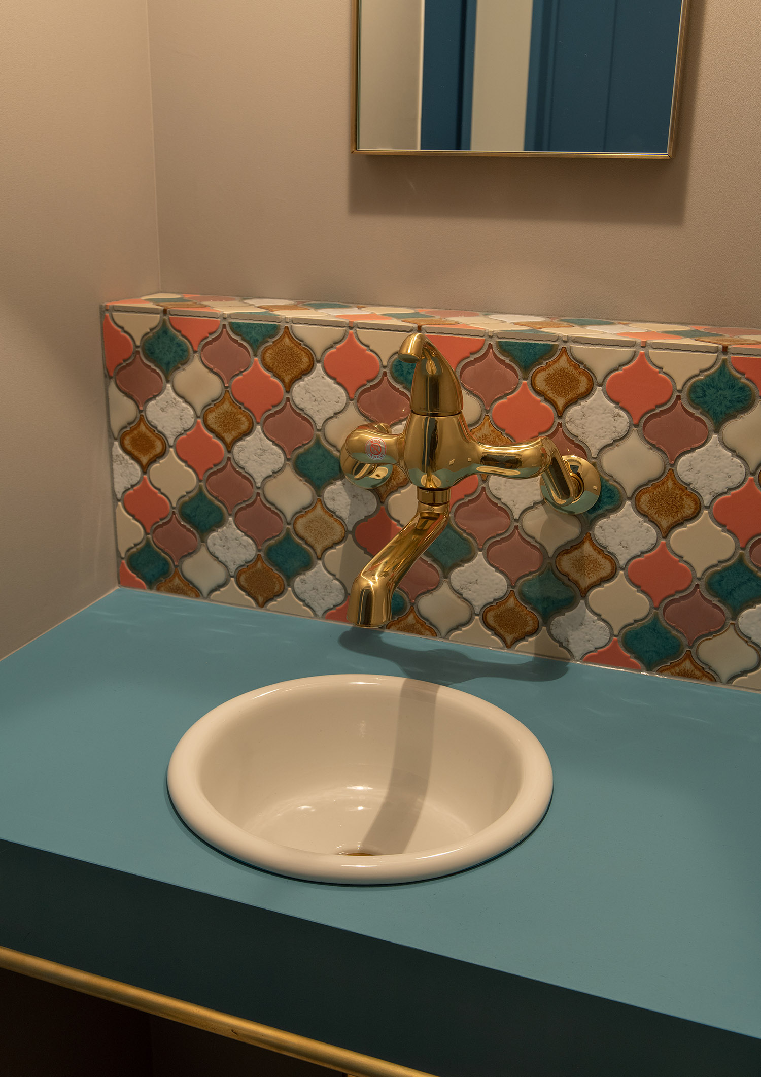 タイルの壁で水色の台の丸い手洗いカウンター・デザイン住宅 注文住宅・デザイン住宅建築実例_『CASE752 as CANVAS』_浴室・洗面所