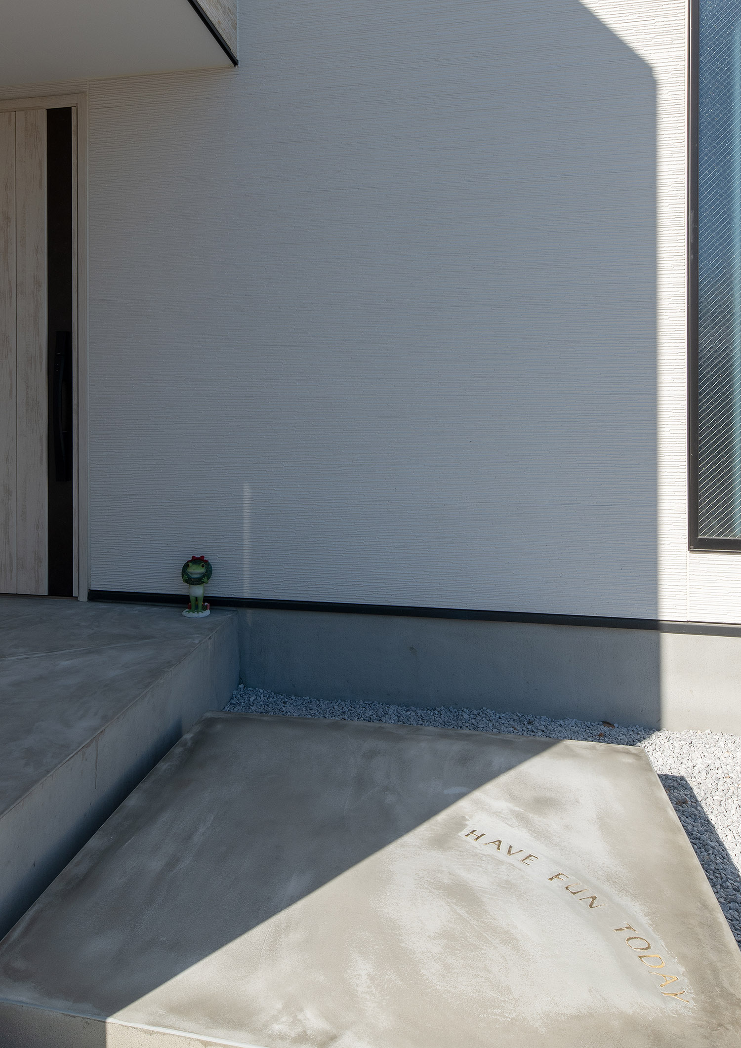 床に文字が彫られたコンクリートのアプローチ・デザイン住宅 注文住宅・デザイン住宅建築実例_『CASE752 as CANVAS』_外観