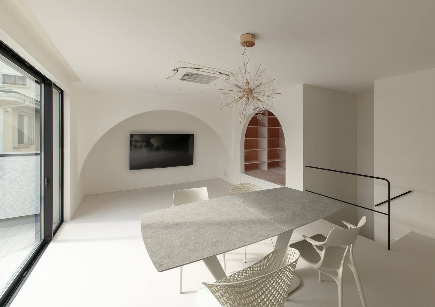 アーチ壁の奥に壁掛けテレビを設けた白を基調としたLDK・デザイン住宅 注文住宅・デザイン住宅建築実例_『CASE752 as CANVAS』_LDK