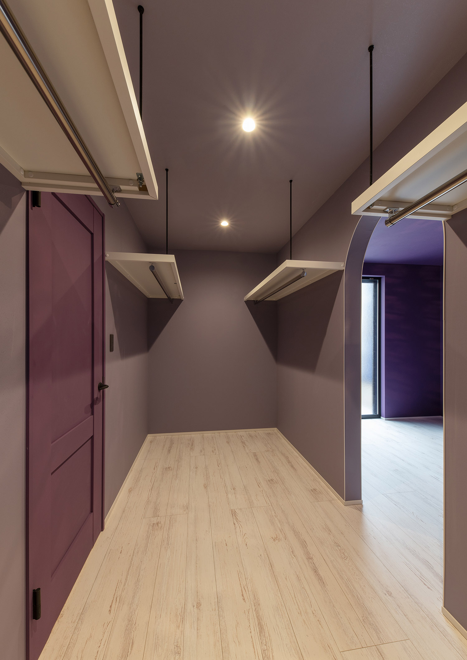 扉とクロスが紫色で、吊り下げ棚が吊り下げられている 注文住宅・デザイン住宅建築実例_『CASE752 as CANVAS』_寝室