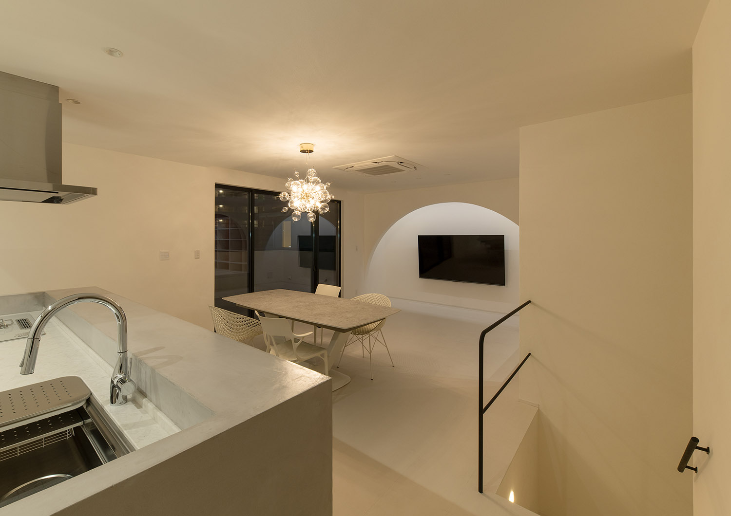 シャンデリアに照らされる、カウンターキッチンのあるLDK・デザイン住宅 注文住宅・デザイン住宅建築実例_『CASE752 as CANVAS』_LDK