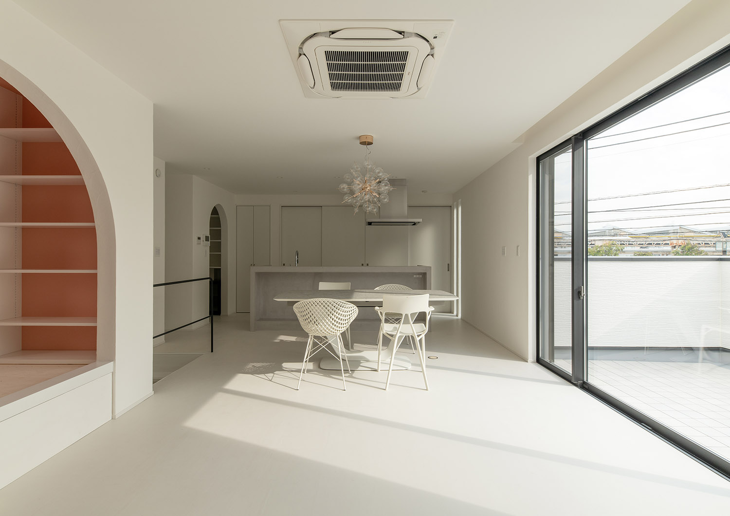 バルコニーに繋がる大開口窓がある白を基調としたLDK・デザイン住宅 注文住宅・デザイン住宅建築実例_『CASE752 as CANVAS』_LDK