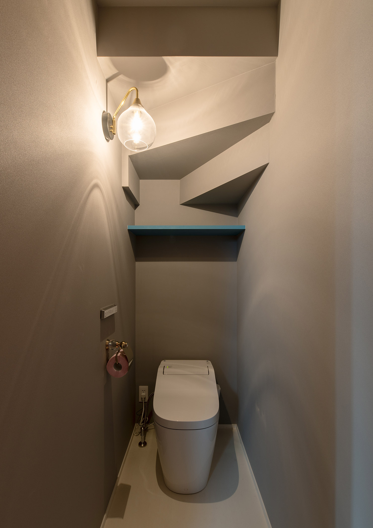 ペンダントライトを取り付けたグレーのクロスのトイレで・デザイン住宅 注文住宅・デザイン住宅建築実例_『CASE752 as CANVAS』_トイレ