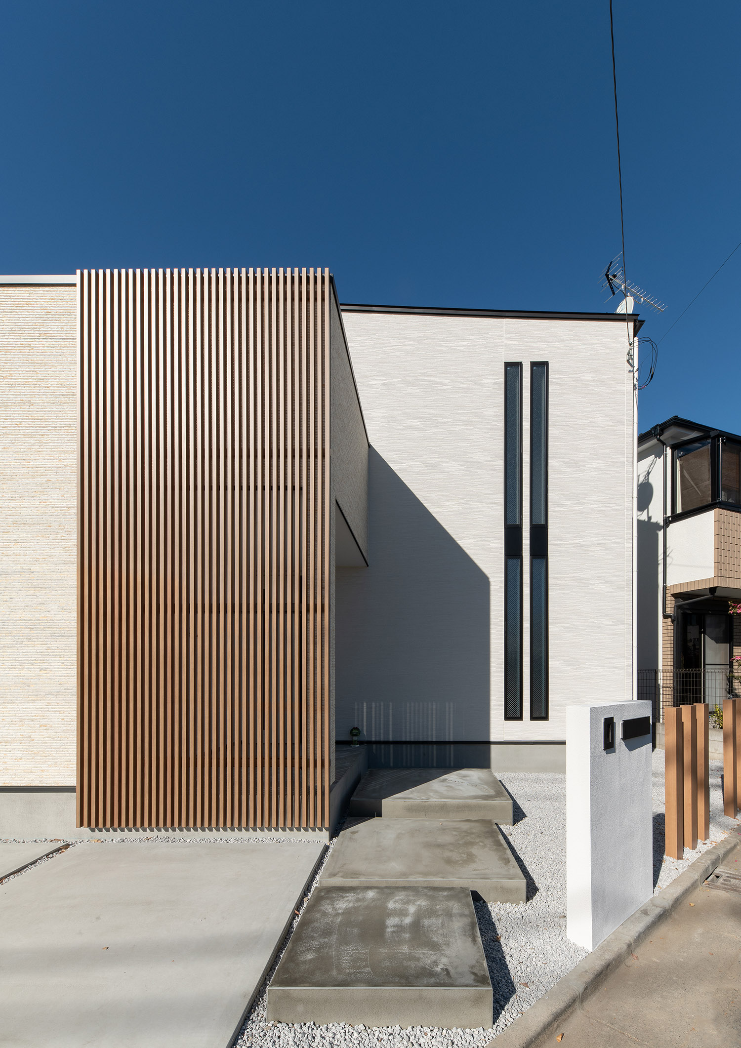 縦長のスリット窓やルーバーの目隠しがある白い外壁の家・デザイン住宅 注文住宅・デザイン住宅建築実例_『CASE752 as CANVAS』_外観