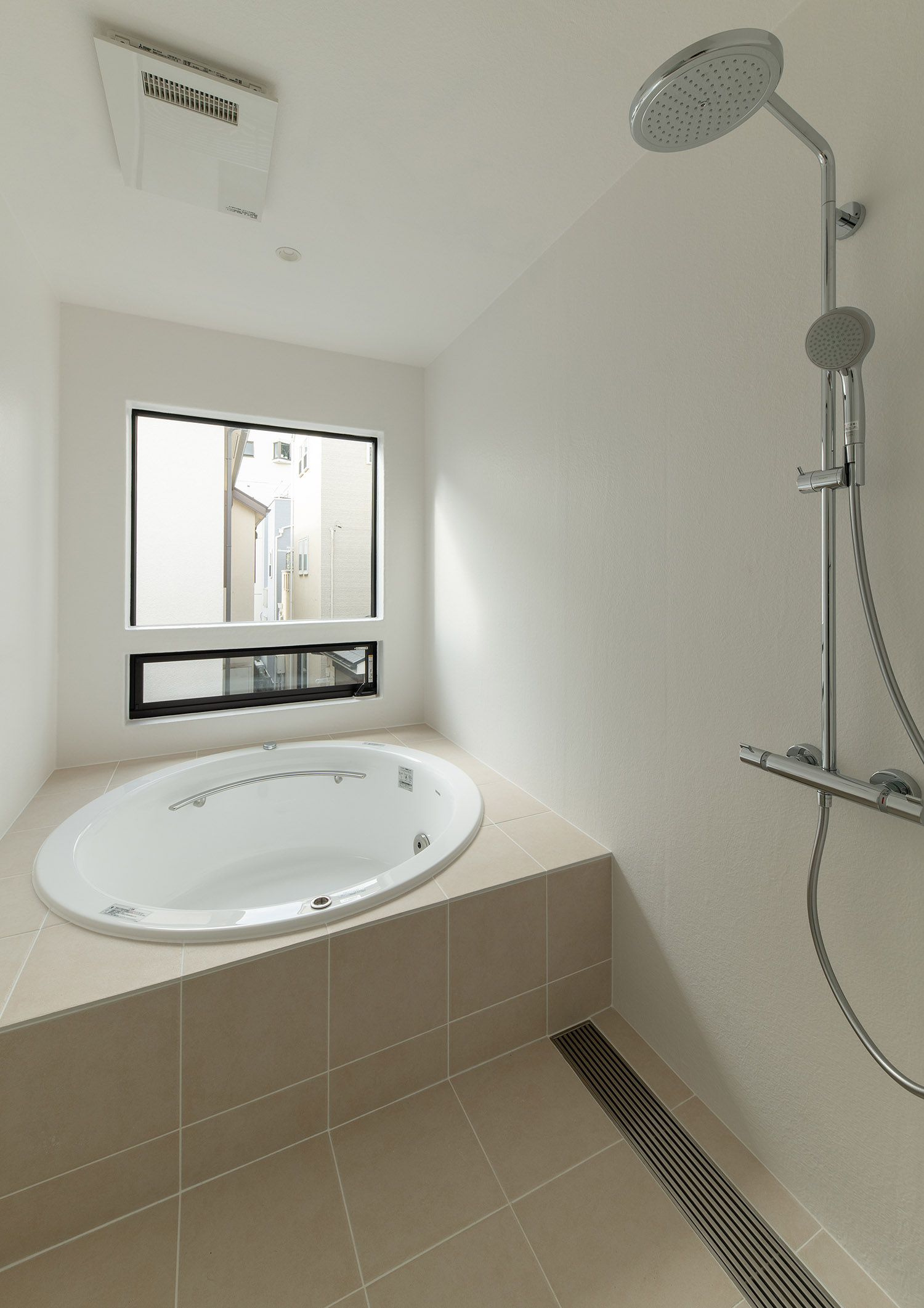 丸い浴槽の窓がある在来浴室・デザイン住宅 注文住宅・デザイン住宅建築実例_『CASE752 as CANVAS』_浴室・洗面所