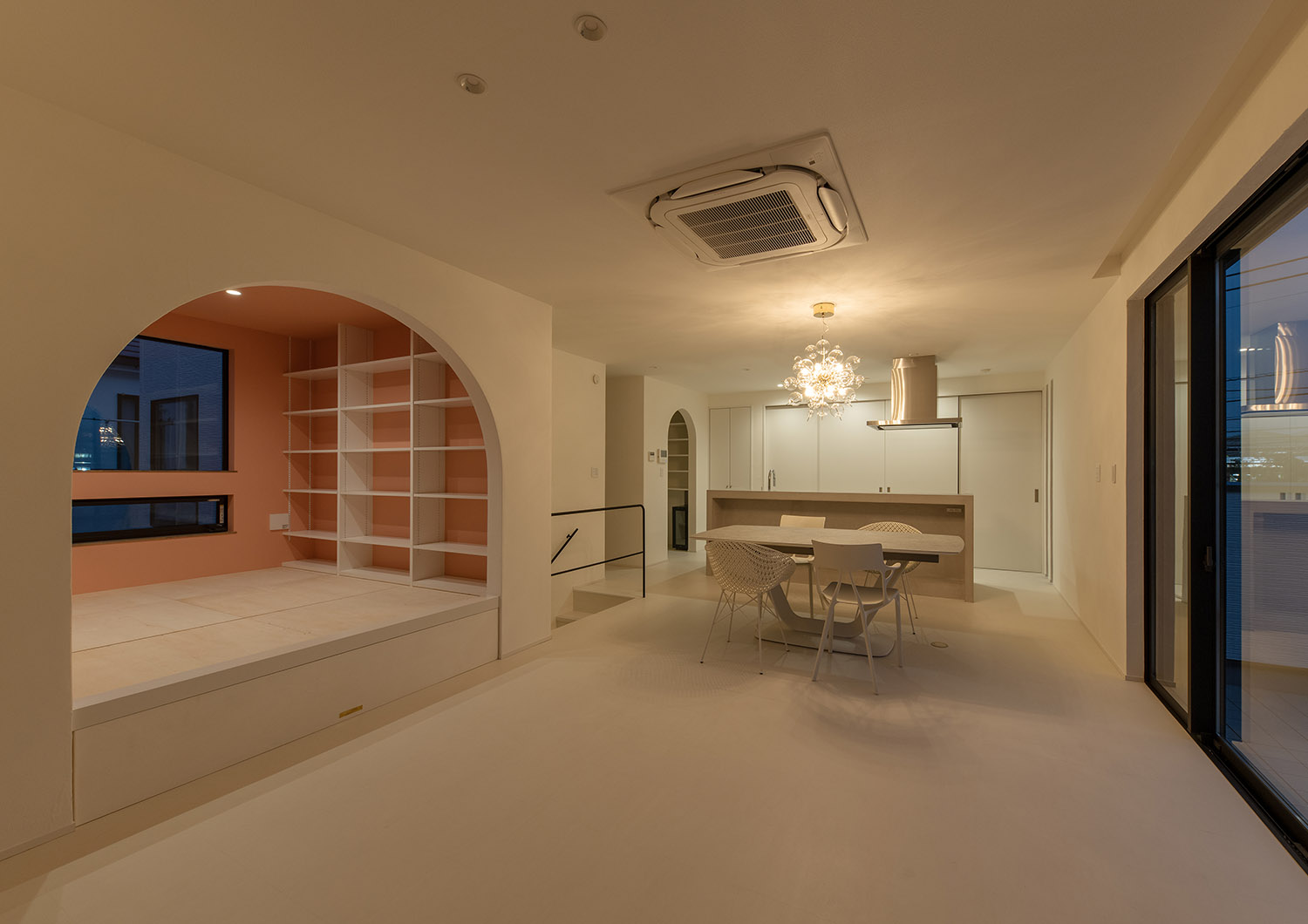 シャンデリアに照らされる、白を基調としたLDK・デザイン住宅 注文住宅・デザイン住宅建築実例_『CASE752 as CANVAS』_LDK