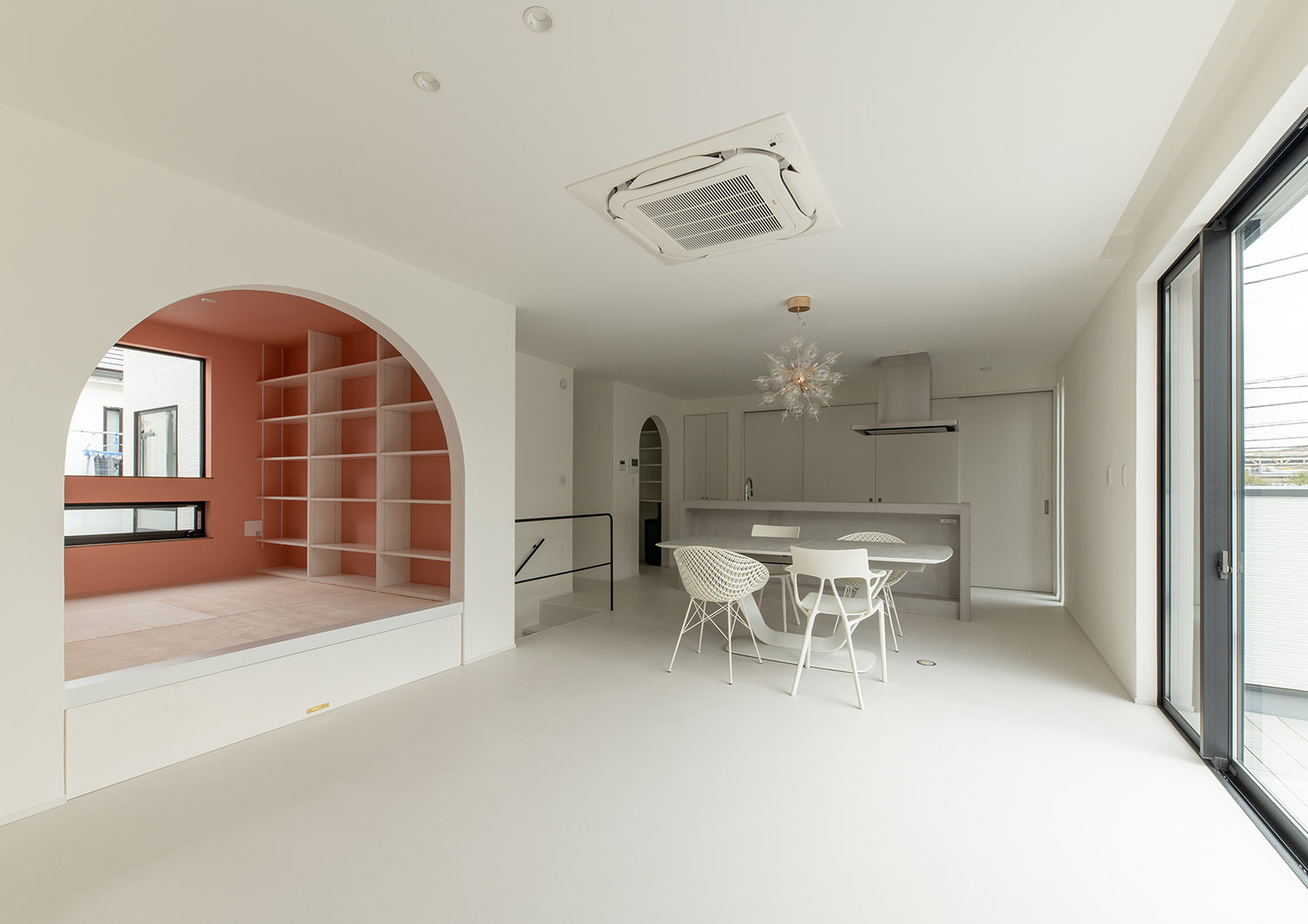 アーチ壁の入口でピンク色のクロスのスペースがあるLDK・デザイン住宅 注文住宅・デザイン住宅建築実例_『CASE752 as CANVAS』_LDK