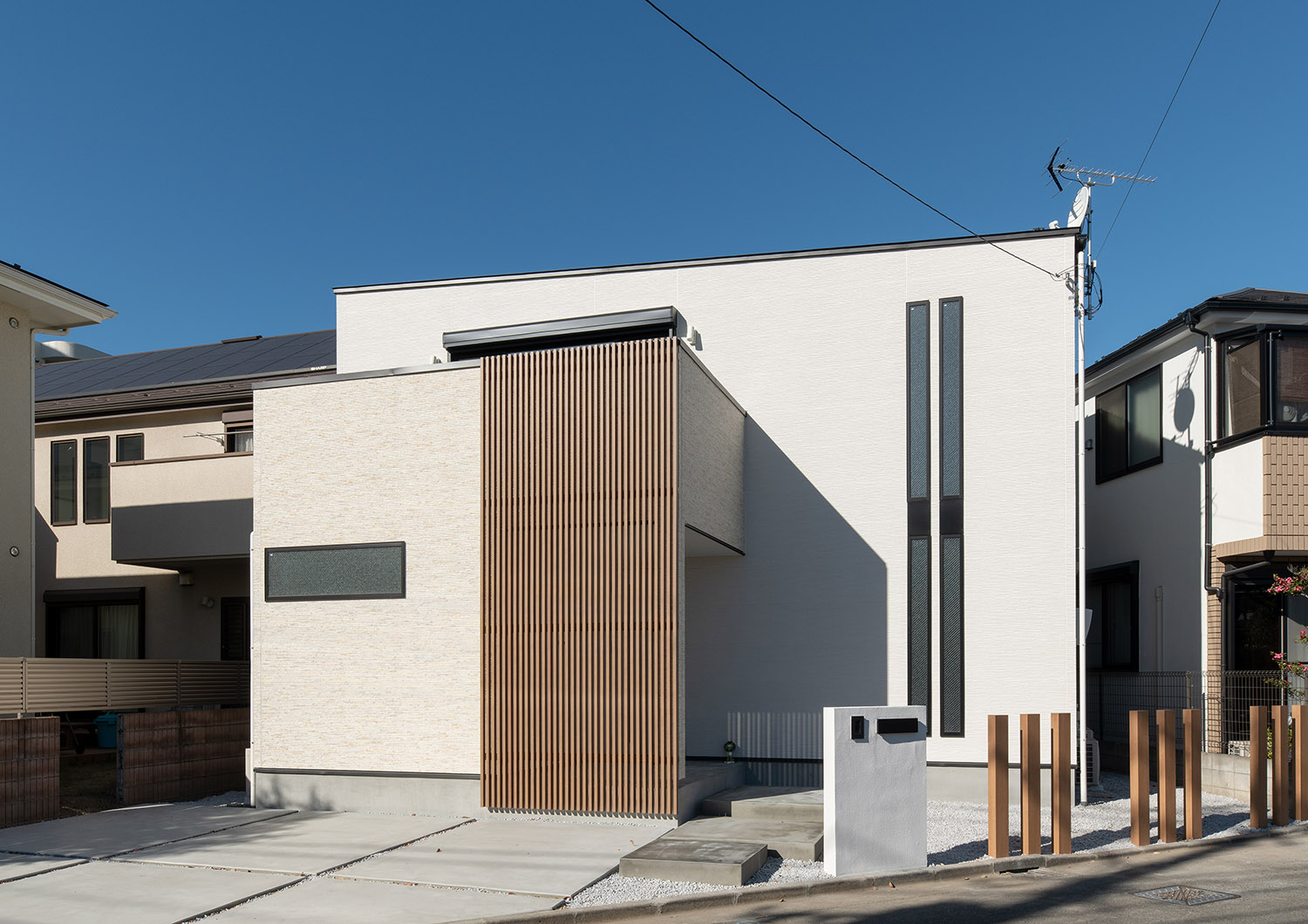 白い外壁にルーバーの壁がアクセントになった外観の家・デザイン住宅 注文住宅・デザイン住宅建築実例_『CASE752 as CANVAS』_外観