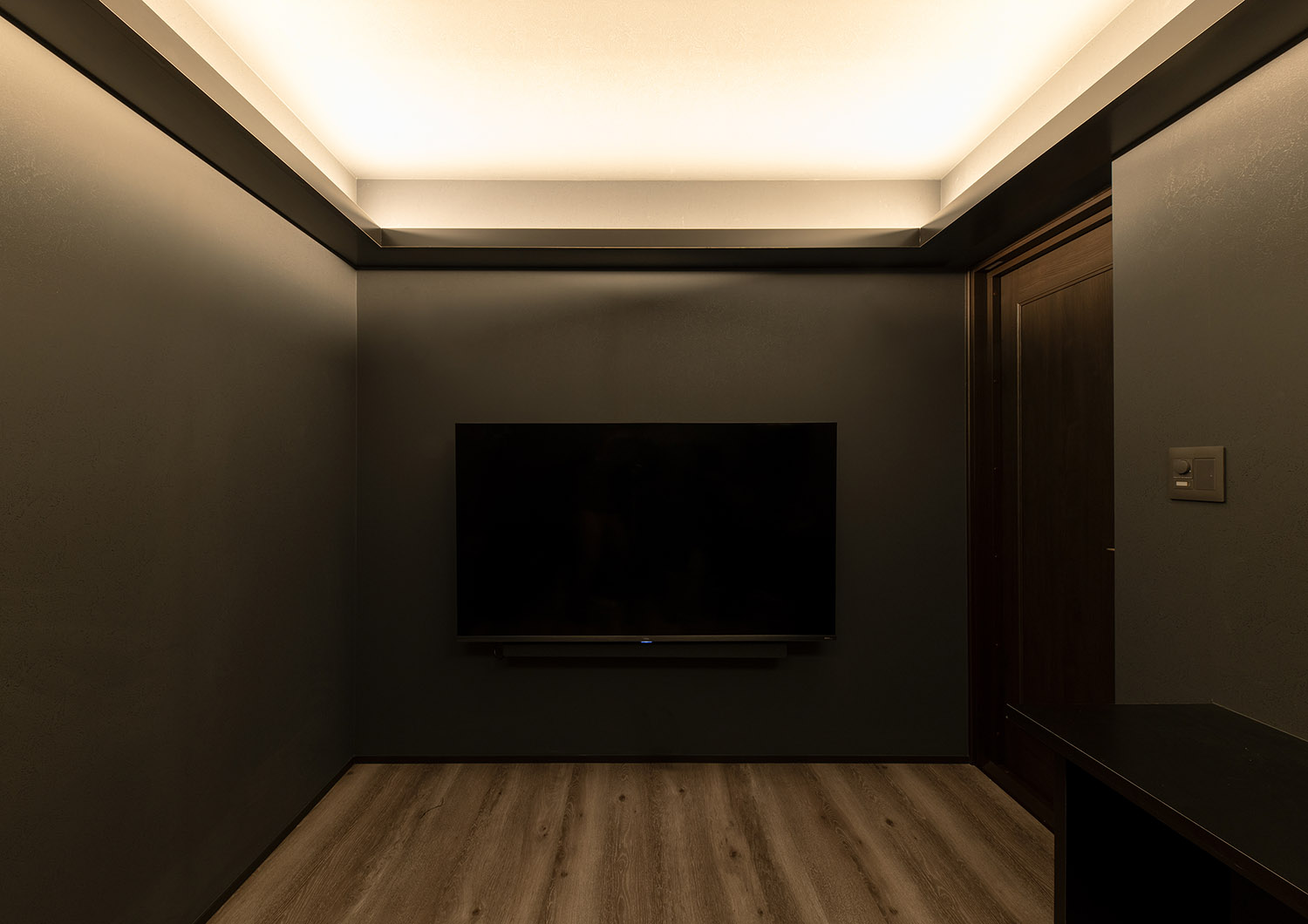 黒い壁で掘り込み天井となった、テレビのある寝室・デザイン住宅 注文住宅・デザイン住宅建築実例_『CASE752 as CANVAS』_寝室