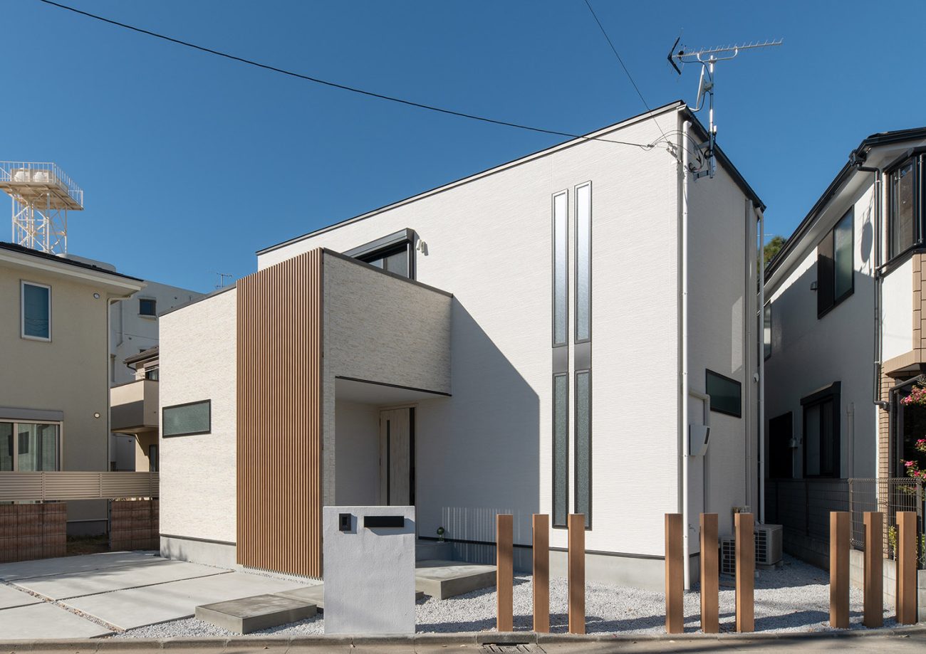 木の柵が周囲に立てられた白い外壁の家・デザイン住宅 注文住宅・デザイン住宅建築実例_『CASE752 as CANVAS』_外観