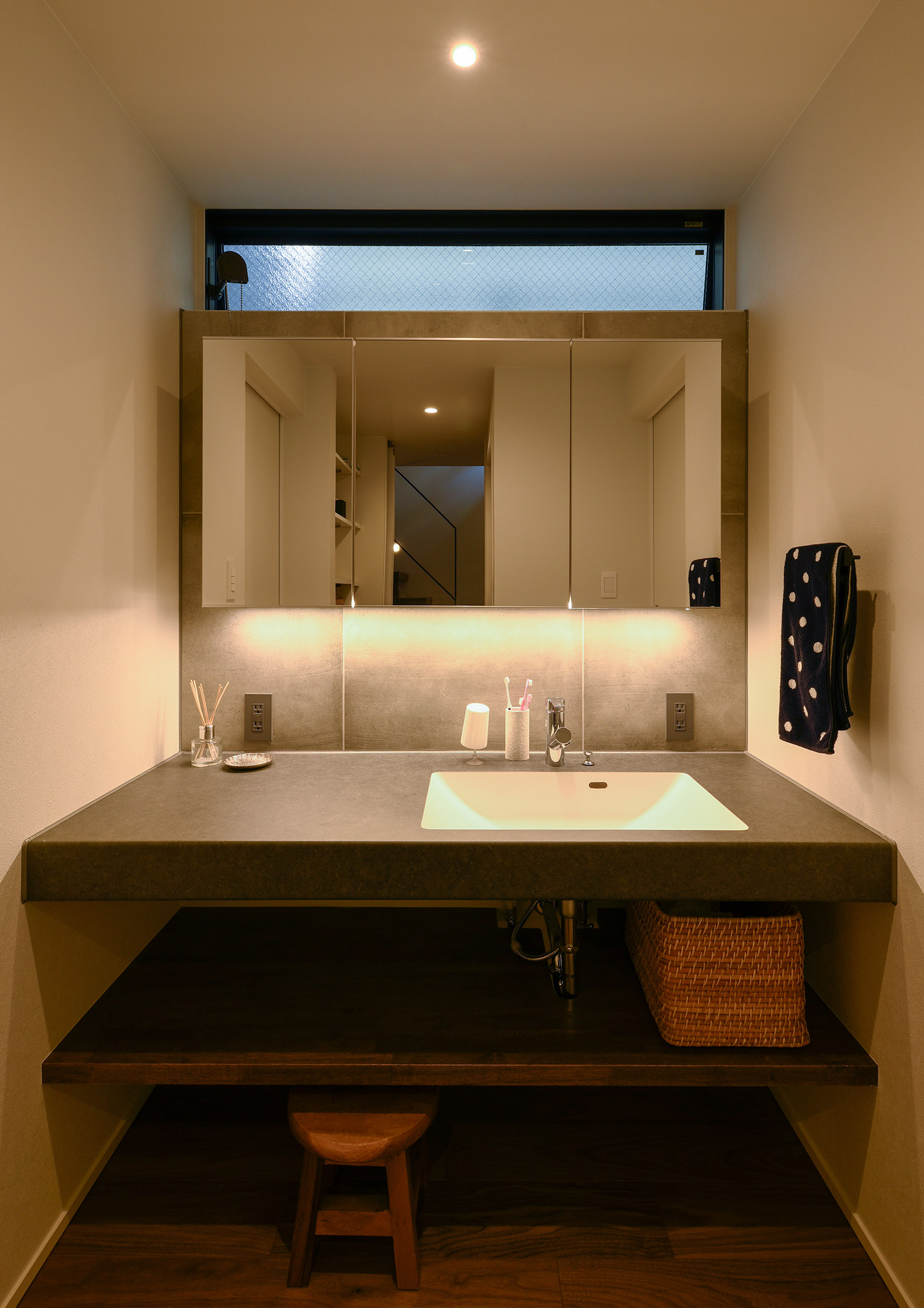 洗面ボウルの横で作業が出来るよう椅子を置いた造作洗面台・デザイン住宅 注文住宅・デザイン住宅建築実例_『CASE753 円佇の家（えんていのいえ）』_浴室・洗面所