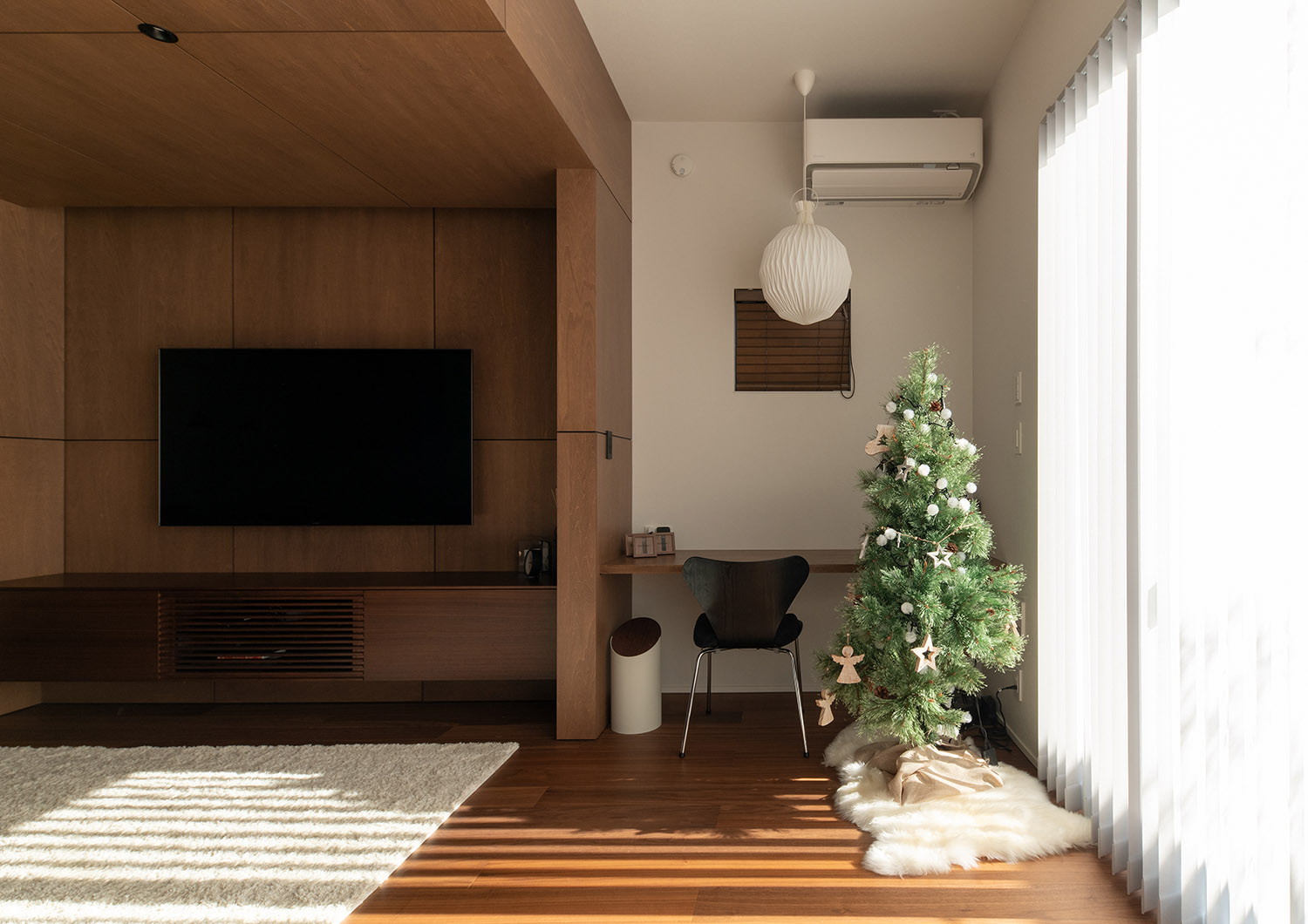 LDKの一角にある壁付けデスクのワークスペースのそばに置いたクリスマスツリー・デザイン住宅 注文住宅・デザイン住宅建築実例_『CASE753 円佇の家（えんていのいえ）』_LDK