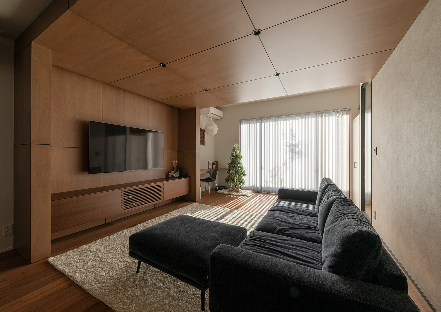 ブラインドを取り付けた大開口窓がある、木の下がり天井のLDK・デザイン住宅 注文住宅・デザイン住宅建築実例_『CASE753 円佇の家（えんていのいえ）』_LDK