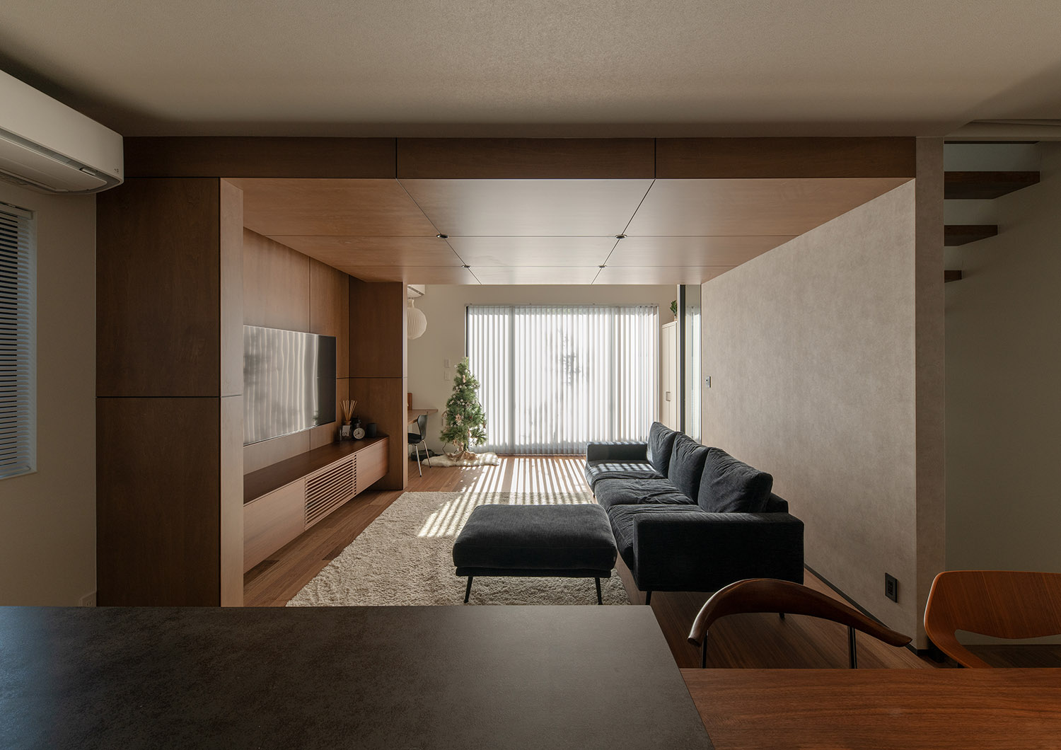 大開口窓から光が入る、L字ソファーを置いた木目の下がり天井のLDK・デザイン住宅 注文住宅・デザイン住宅建築実例_『CASE753 円佇の家（えんていのいえ）』_LDK