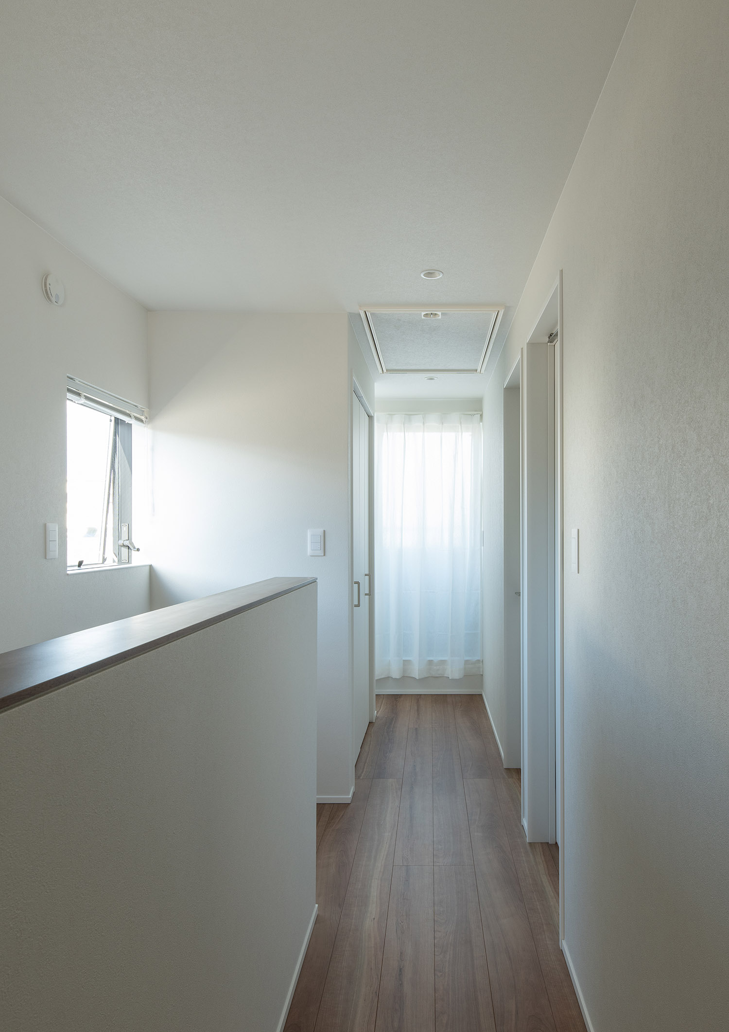 正面にベランダへ繋がる窓がある廊下・デザイン住宅 注文住宅・デザイン住宅建築実例_『CASE753 円佇の家（えんていのいえ）』_廊下