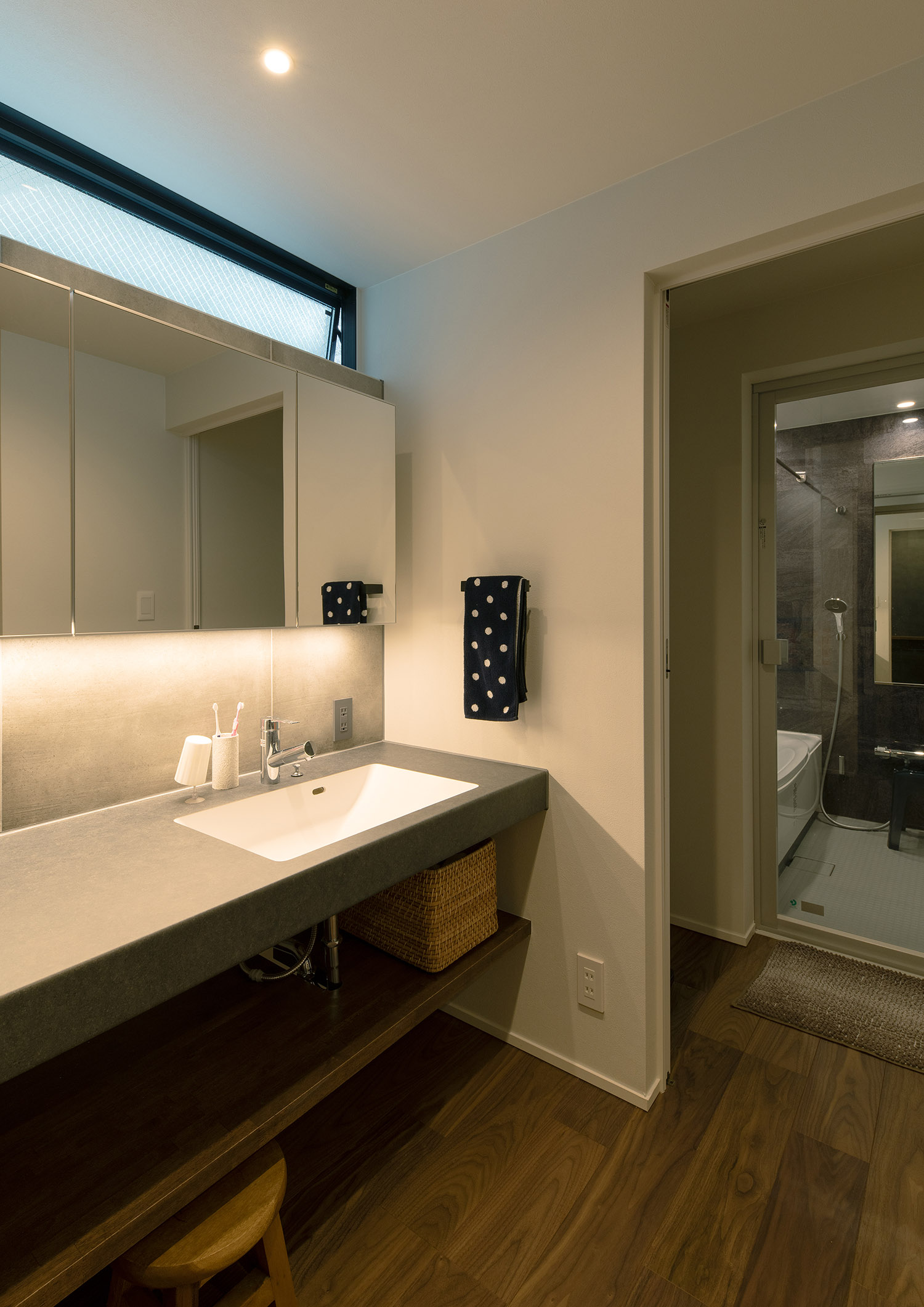 洗面所と脱衣室が引き戸で仕切られた空間・デザイン住宅 注文住宅・デザイン住宅建築実例_『CASE753 円佇の家（えんていのいえ）』_浴室・洗面所