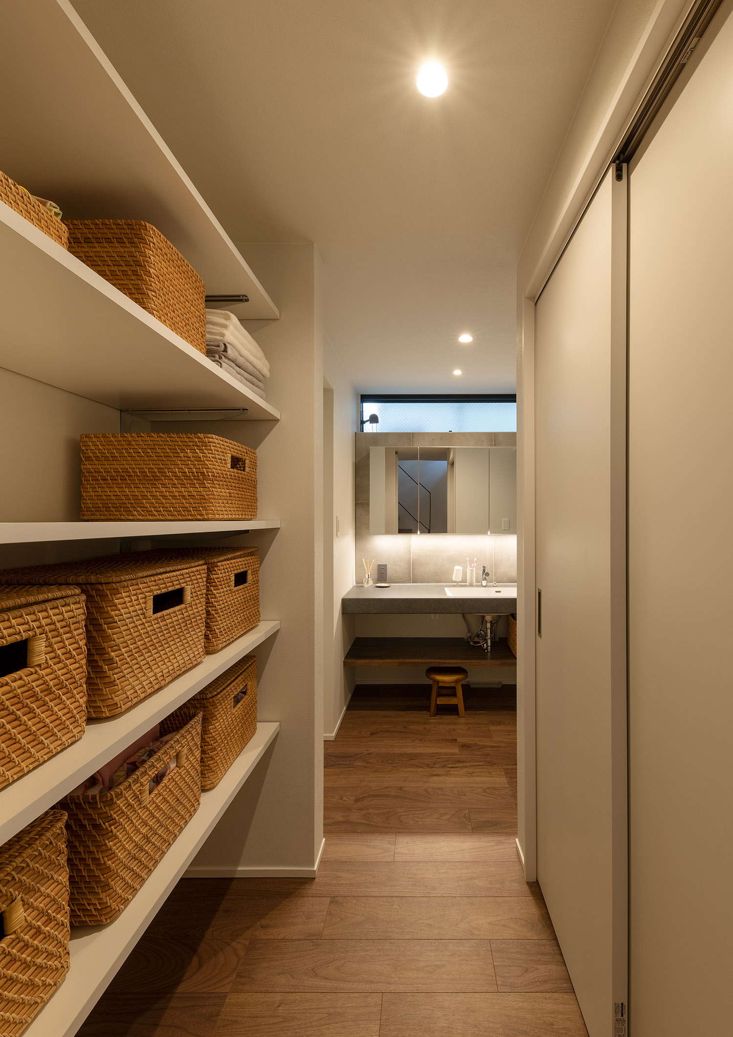 洗面所の手前にある収納室・デザイン住宅 注文住宅・デザイン住宅建築実例_『CASE753 円佇の家（えんていのいえ）』_浴室・洗面所