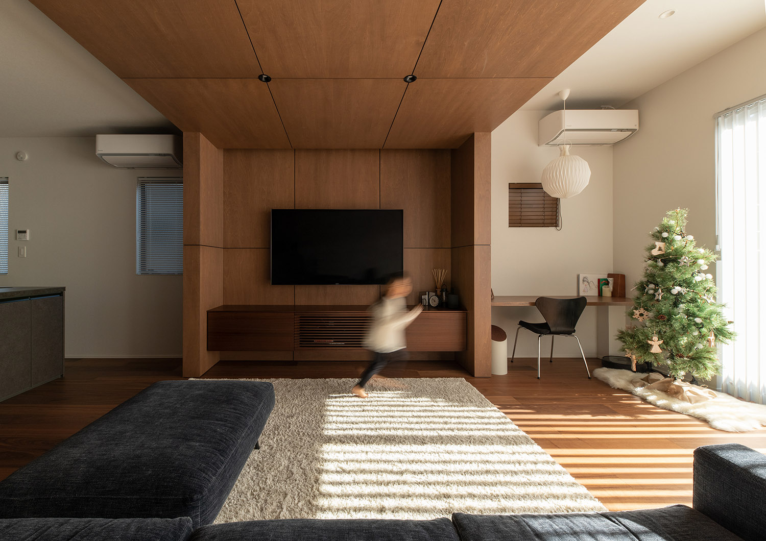 テレビの前を子供が走るLDK・デザイン住宅 注文住宅・デザイン住宅建築実例_『CASE753 円佇の家（えんていのいえ）』_LDK