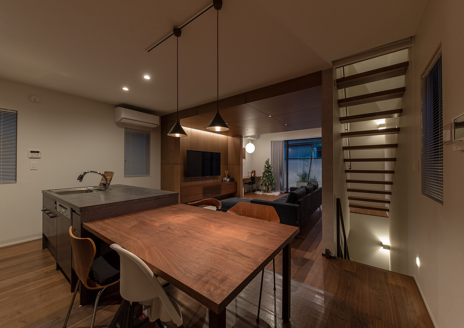 ペンダントライトに照らされる、キッチンと横並びになったダイニングテーブル・デザイン住宅 注文住宅・デザイン住宅建築実例_『CASE753 円佇の家（えんていのいえ）』_LDK