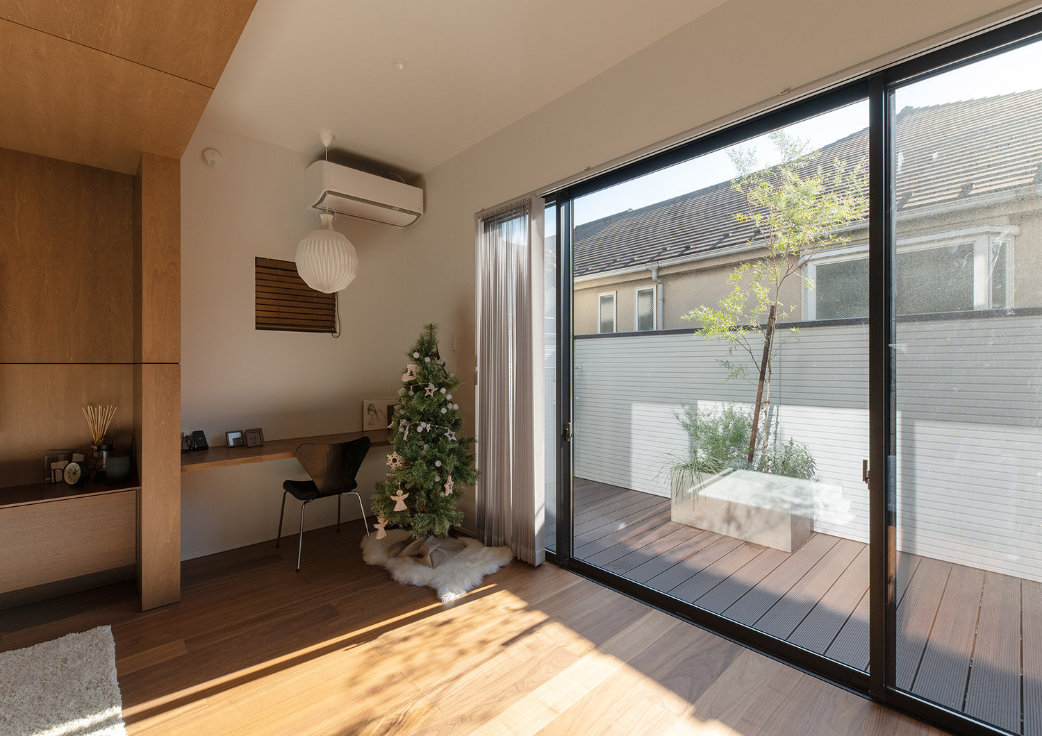 ウッドデッキのベランダとフラットに繋がるLDK・デザイン住宅 注文住宅・デザイン住宅建築実例_『CASE753 円佇の家（えんていのいえ）』_LDK