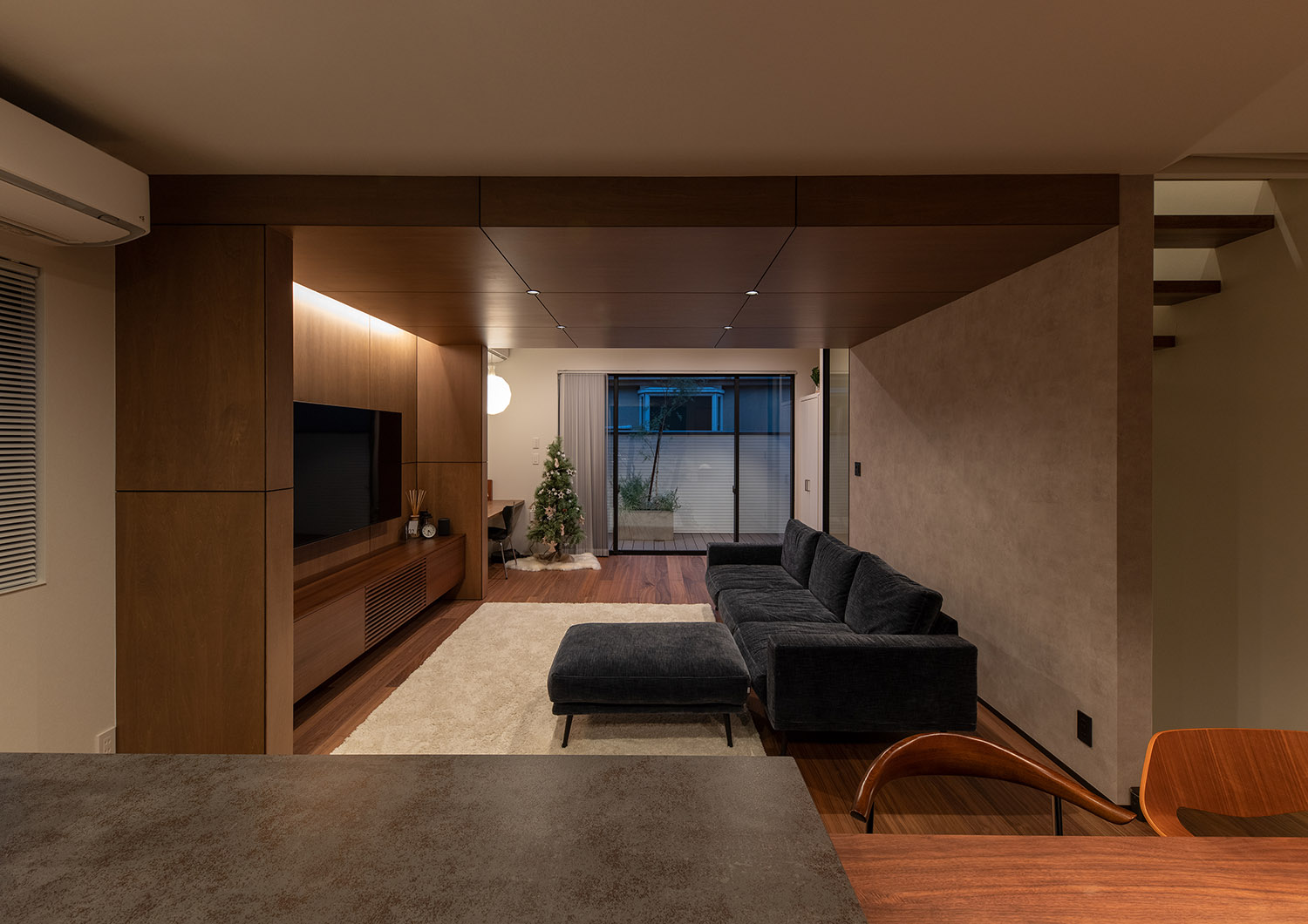 下がり天井にダウンライトを取り付け、壁際に間接照明を取り付けたLDK・デザイン住宅 注文住宅・デザイン住宅建築実例_『CASE753 円佇の家（えんていのいえ）』_LDK