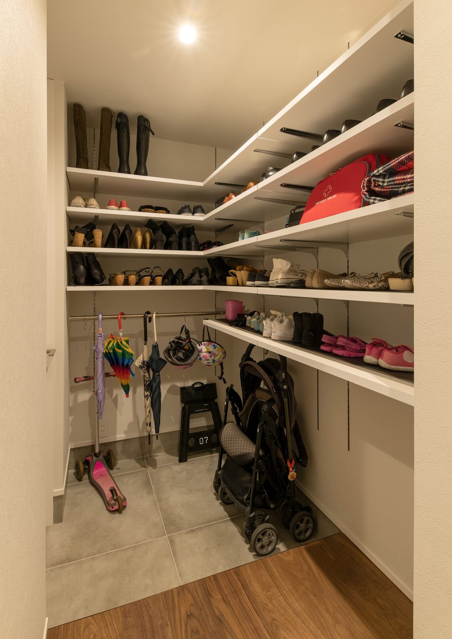 傘やベビーカーも置けるウォークスルータイプのシューズインクローゼット・デザイン住宅 注文住宅・デザイン住宅建築実例_『CASE753 円佇の家（えんていのいえ）』_玄関