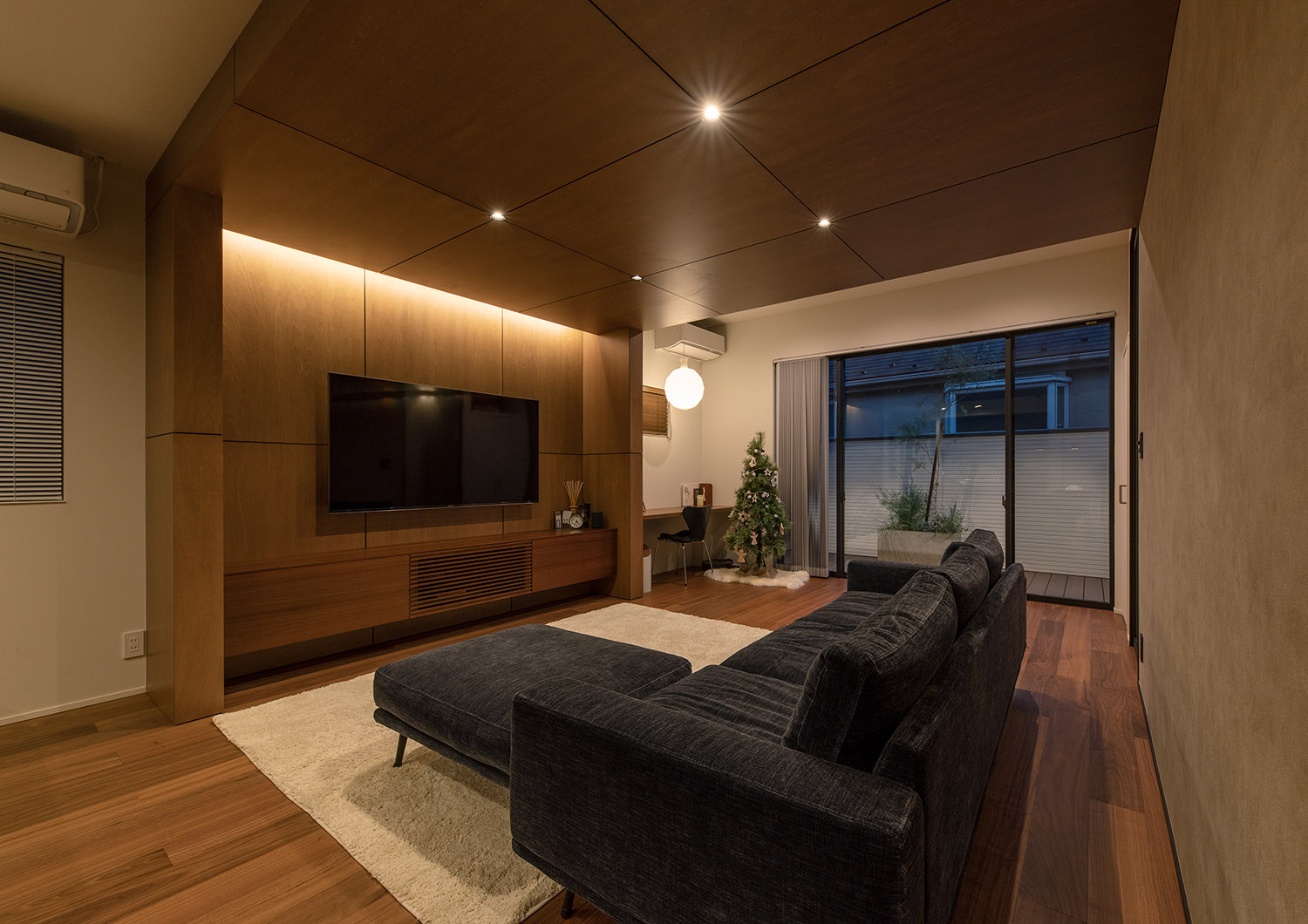 テレビのある壁に間接照明を取り付けた、ダウンライト付きの下がり天井があるLDK・デザイン住宅 注文住宅・デザイン住宅建築実例_『CASE753 円佇の家（えんていのいえ）』_LDK