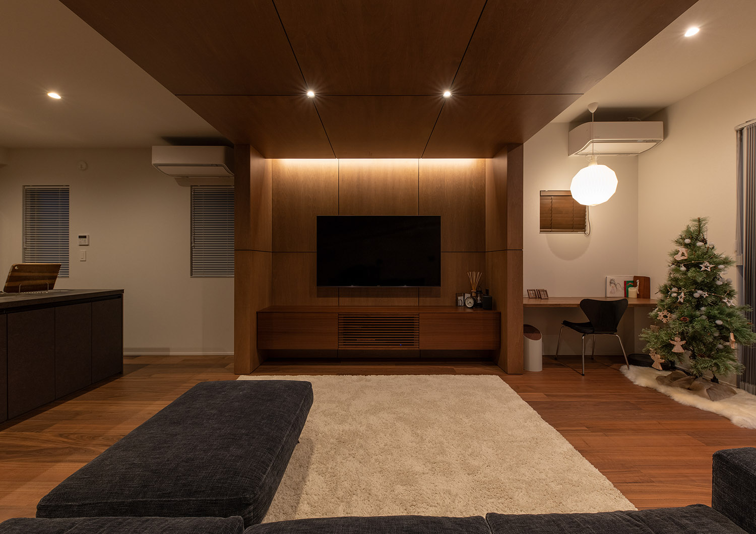 下がり天井部分には間接照明を取り付け、ワークスペースにはペンダントライトを取り付けたLDK・デザイン住宅 注文住宅・デザイン住宅建築実例_『CASE753 円佇の家（えんていのいえ）』_LDK