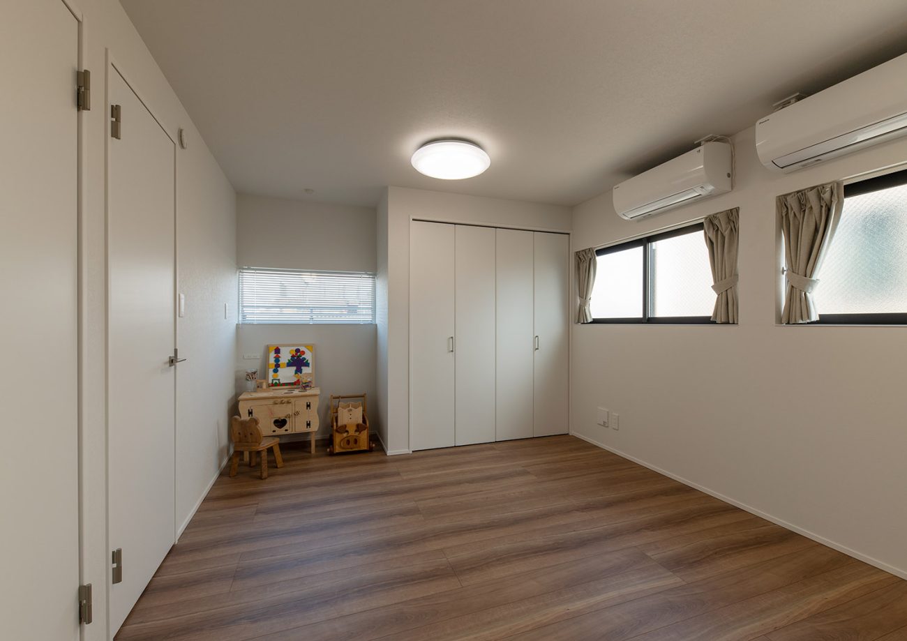 仕切りを入れて二つに分けることが出来る左右対称の子供部屋・デザイン住宅 注文住宅・デザイン住宅建築実例_『CASE753 円佇の家（えんていのいえ）』_子供部屋