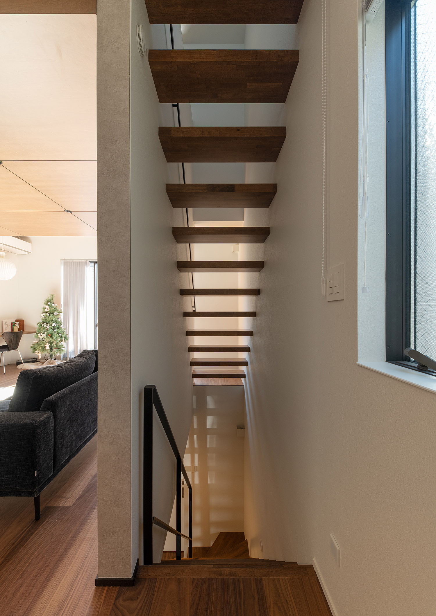 吹き抜けになったスケルトン階段部分・デザイン住宅 注文住宅・デザイン住宅建築実例_『CASE753 円佇の家（えんていのいえ）』_階段