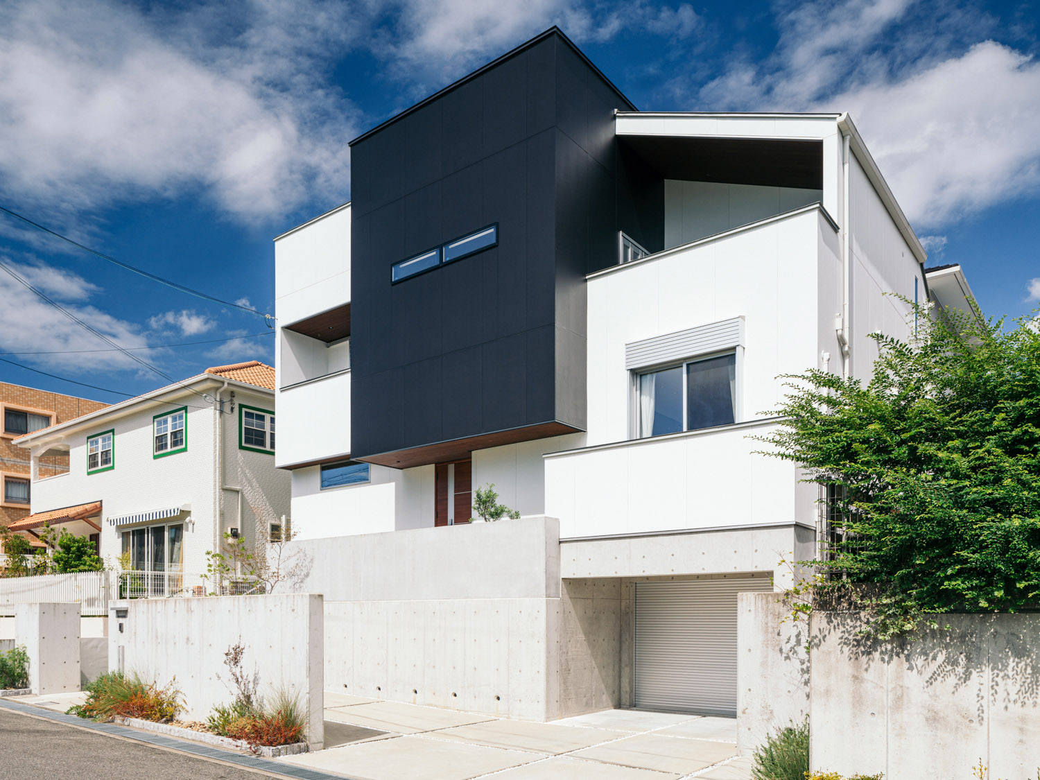地下車庫がある白と黒の外壁の住宅・デザイン住宅 注文住宅・デザイン住宅建築実例_『CASE754 首途(かどで)の家』_外観