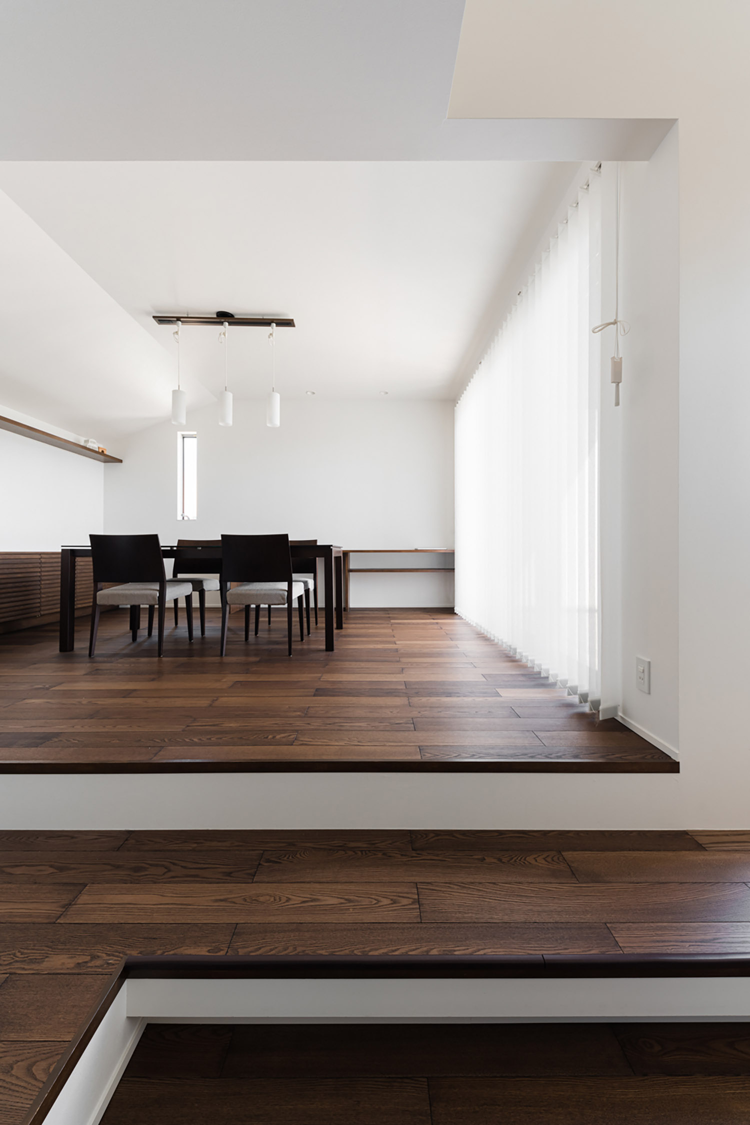 リビングとダイニングの間に段差が設けられたフローリングのLDK・デザイン住宅 注文住宅・デザイン住宅建築実例_『CASE754 首途(かどで)の家』_LDK