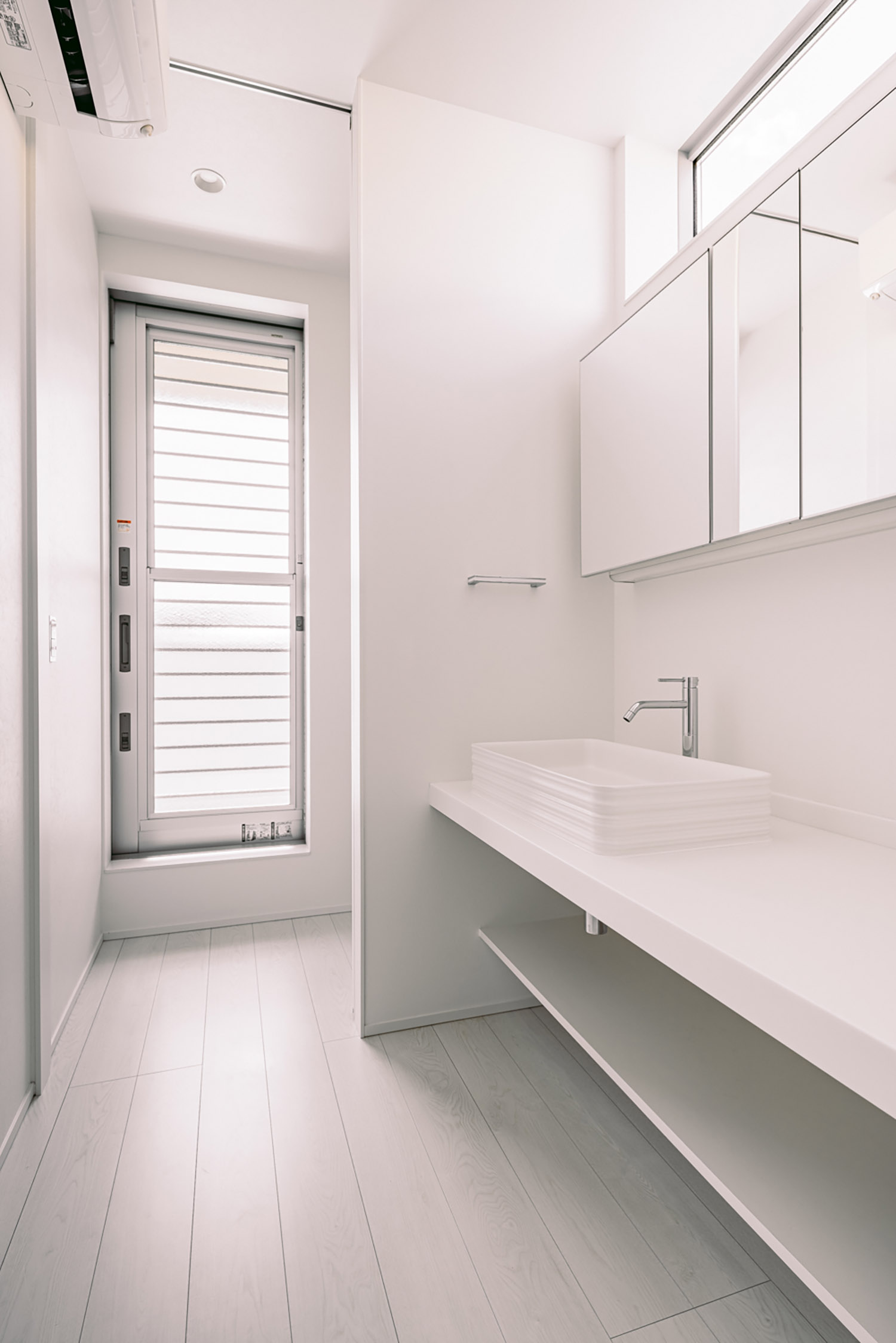 白を基調とした、作業スペースのある洗面所・デザイン住宅 注文住宅・デザイン住宅建築実例_『CASE754 首途(かどで)の家』_浴室・洗面所