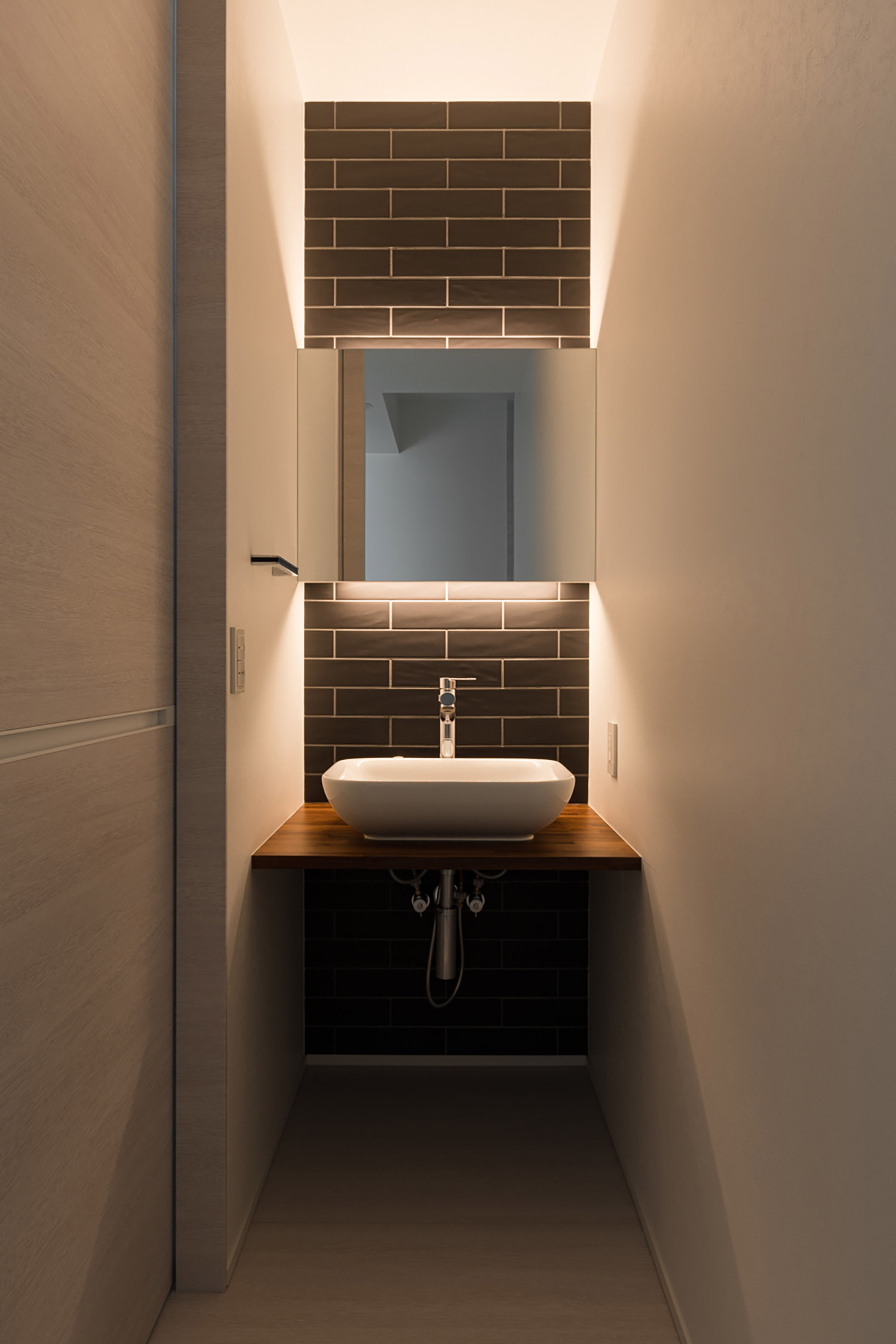 タイルのアクセントウォールや間接照明を取り付けた手洗いカウンター・デザイン住宅 注文住宅・デザイン住宅建築実例_『CASE754 首途(かどで)の家』_浴室・洗面所