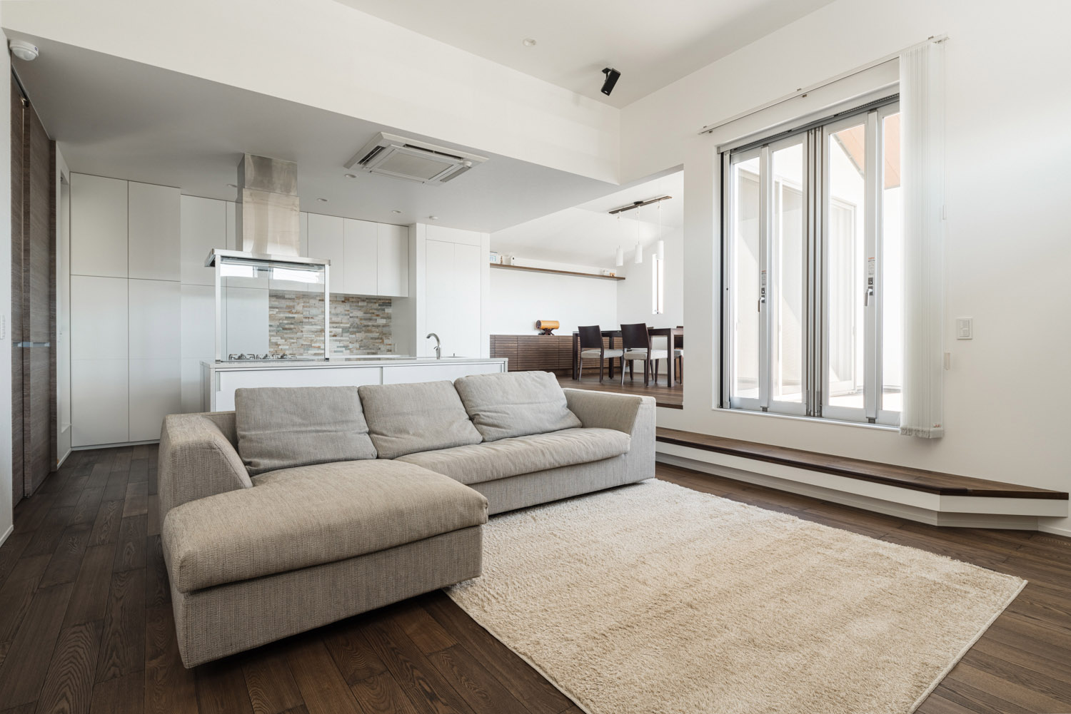 中庭が見える窓があり、L字ソファーが置かれたLDK・デザイン住宅 注文住宅・デザイン住宅建築実例_『CASE754 首途(かどで)の家』_LDK