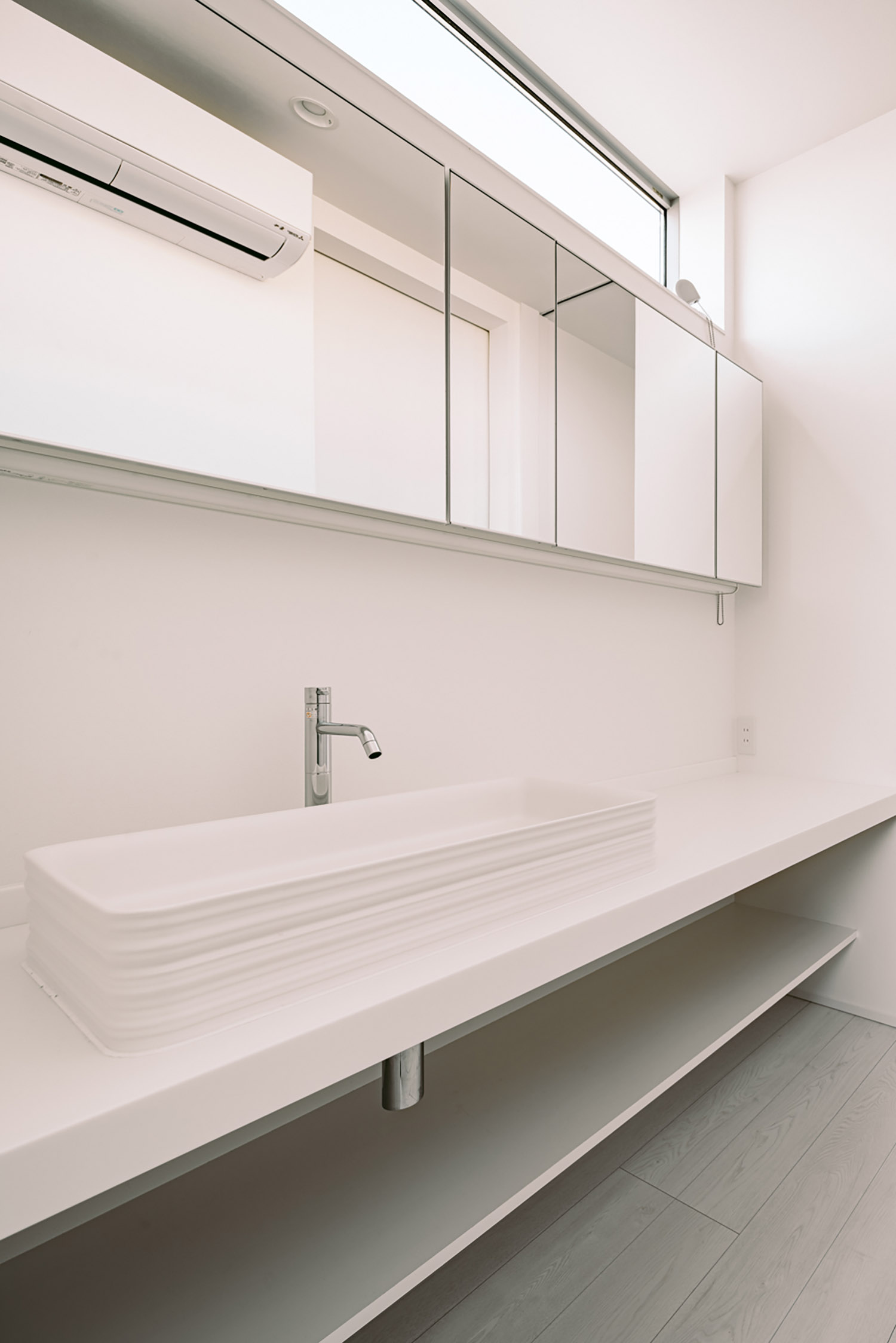 ハイサイドライトがあり壁一面に鏡を設けた白い洗面台・デザイン住宅 注文住宅・デザイン住宅建築実例_『CASE754 首途(かどで)の家』_浴室・洗面所